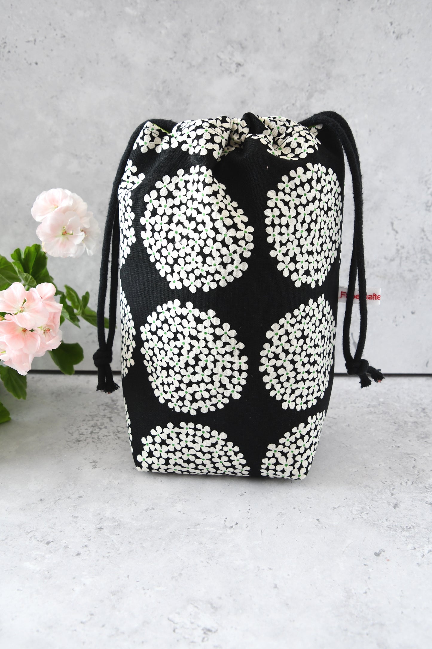 Japanischer Kinchaku Reisebeutel Yui aus Canvas mit Blumenkreisen auf Schwarz