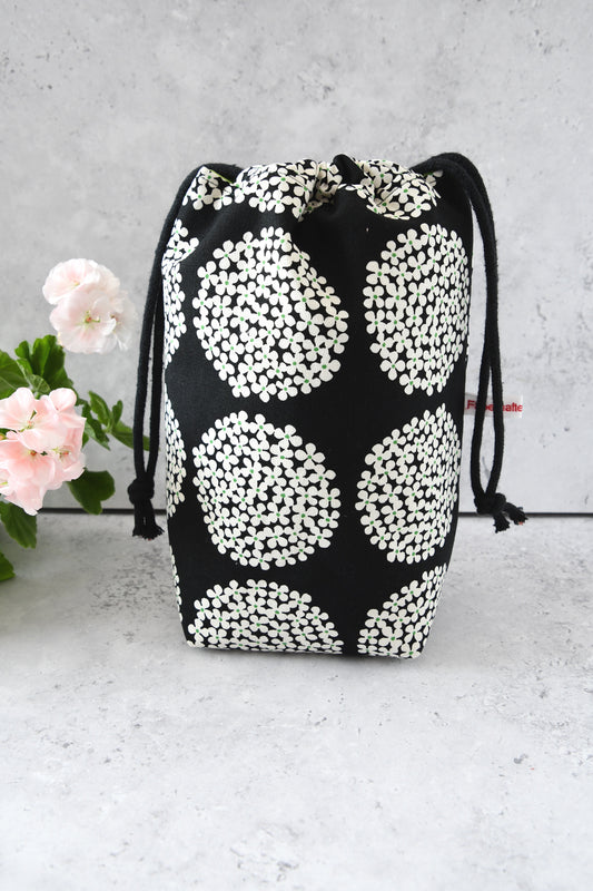 Japanischer Kinchaku Reisebeutel Yui aus Canvas mit Blumenkreisen auf Schwarz