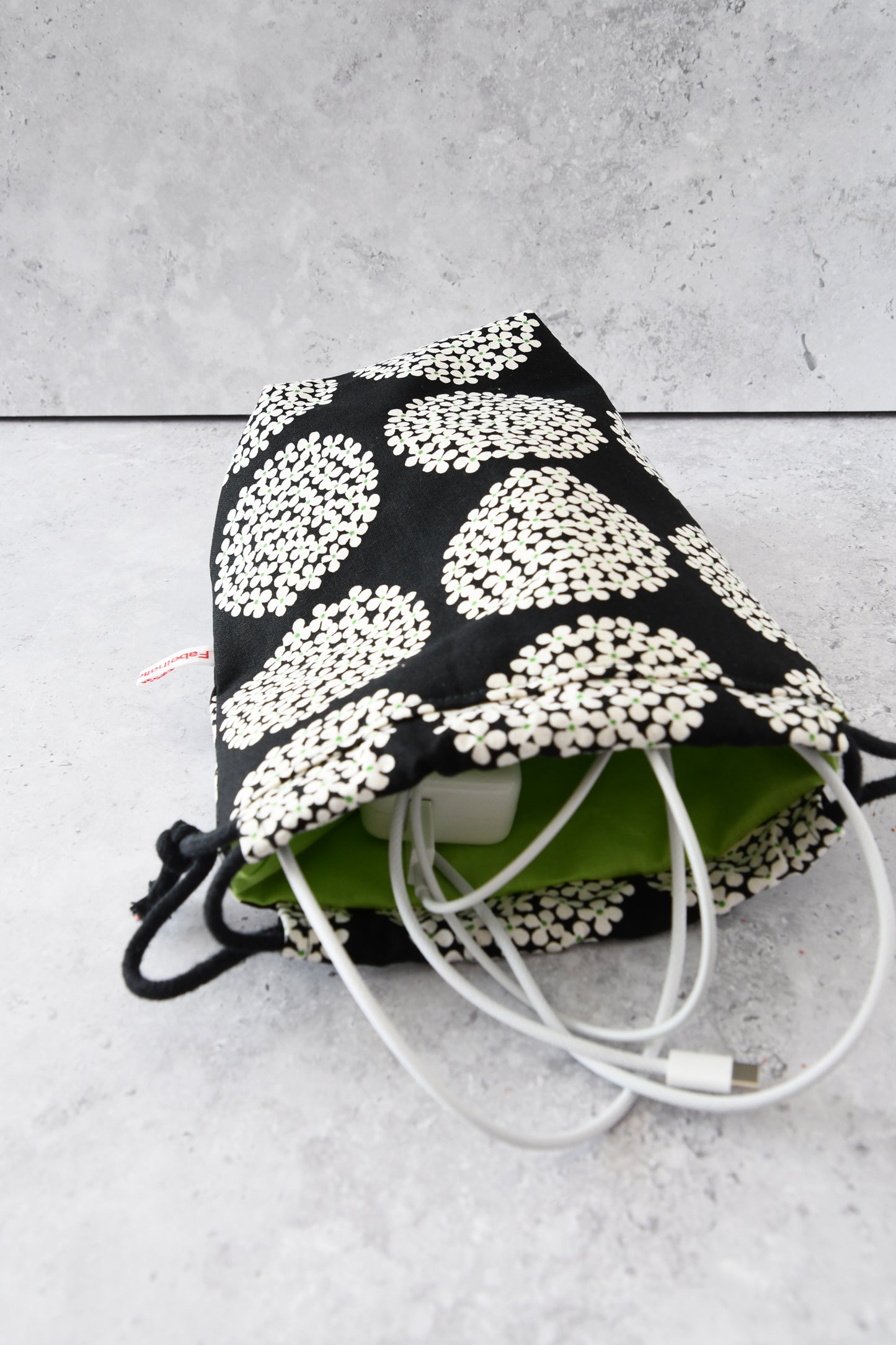 Taschenorganizer Yui gefüllt mit Kabeln für Handtasche und Koffer