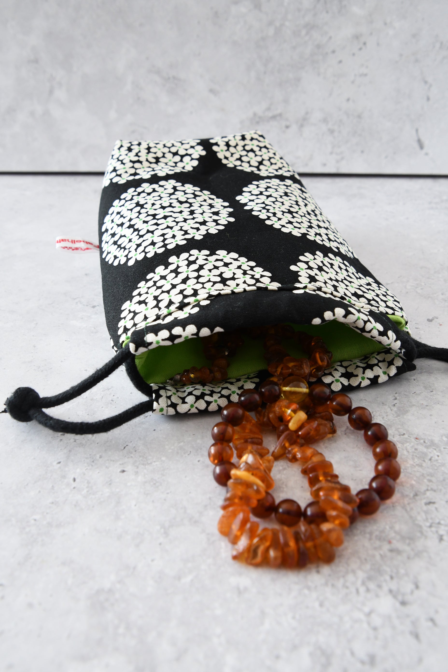 Taschenorganizer Yui gefüllt mit Schmuck für Handtasche und Koffer