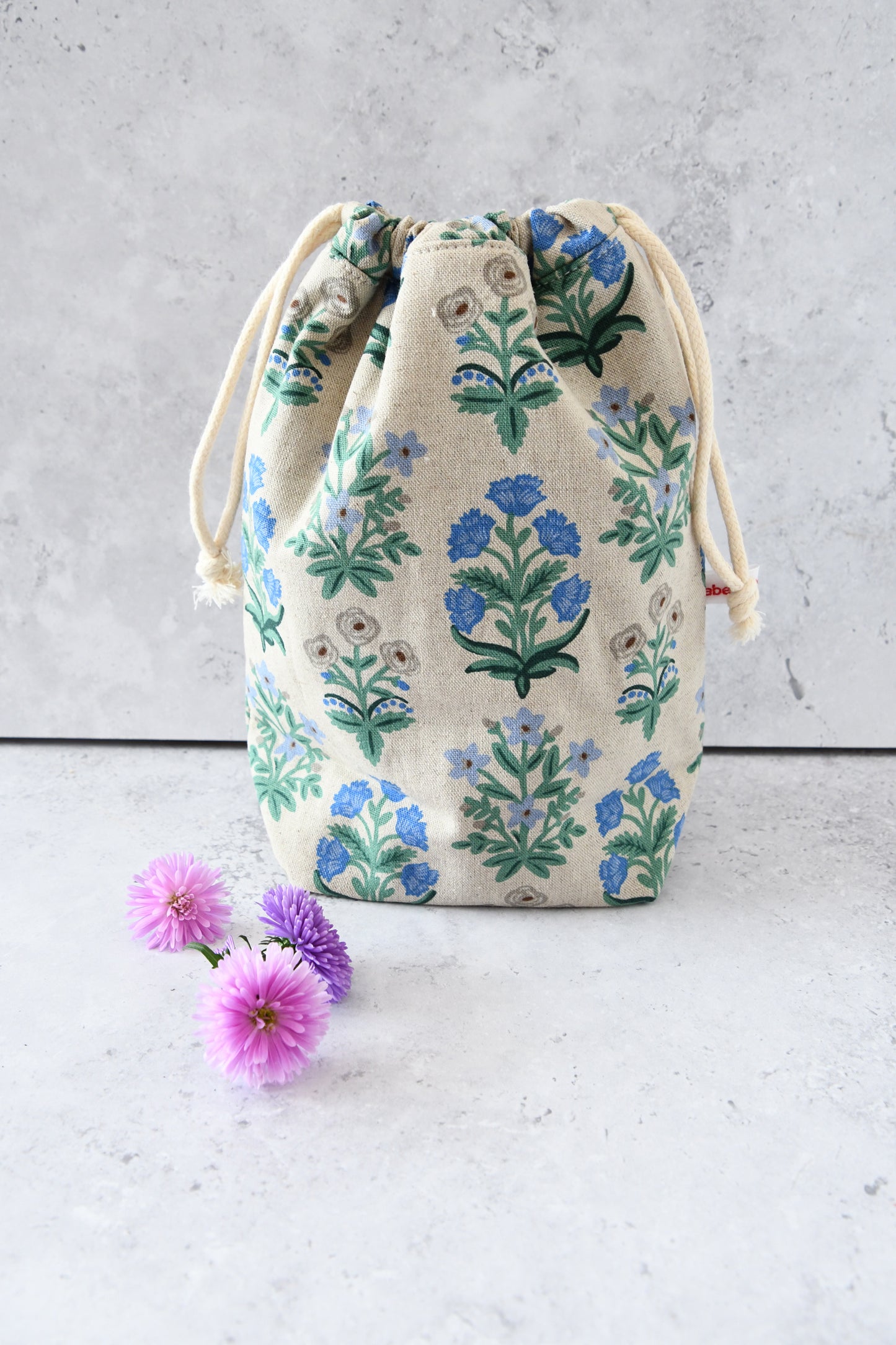 Kinchaku Reisebeutel Elodie blau aus Canvas mit blauen Retro-Blumen