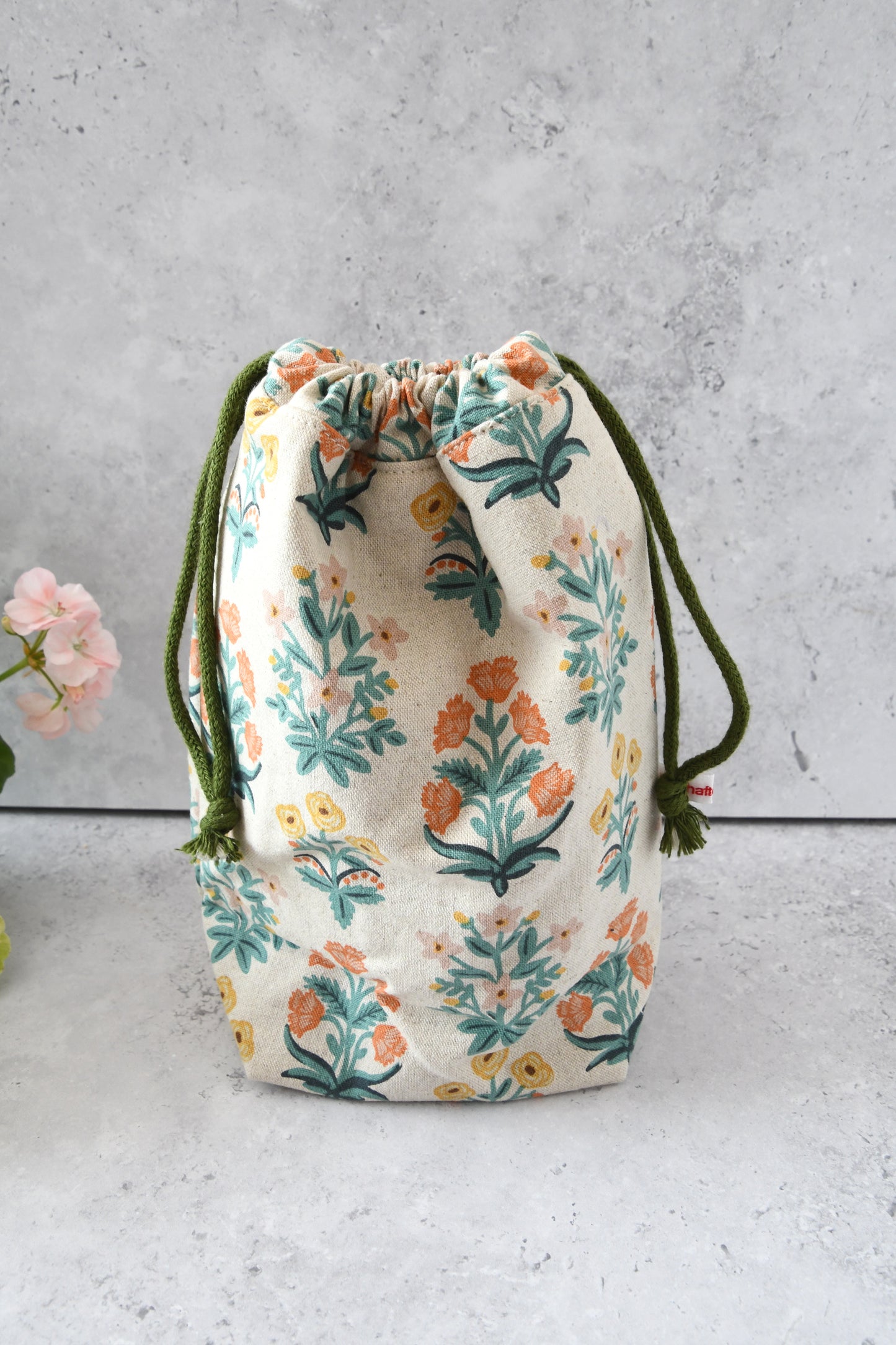 Kinchaku Reisebeutel Elodie rot aus Canvas mit roten Retro-Blumen