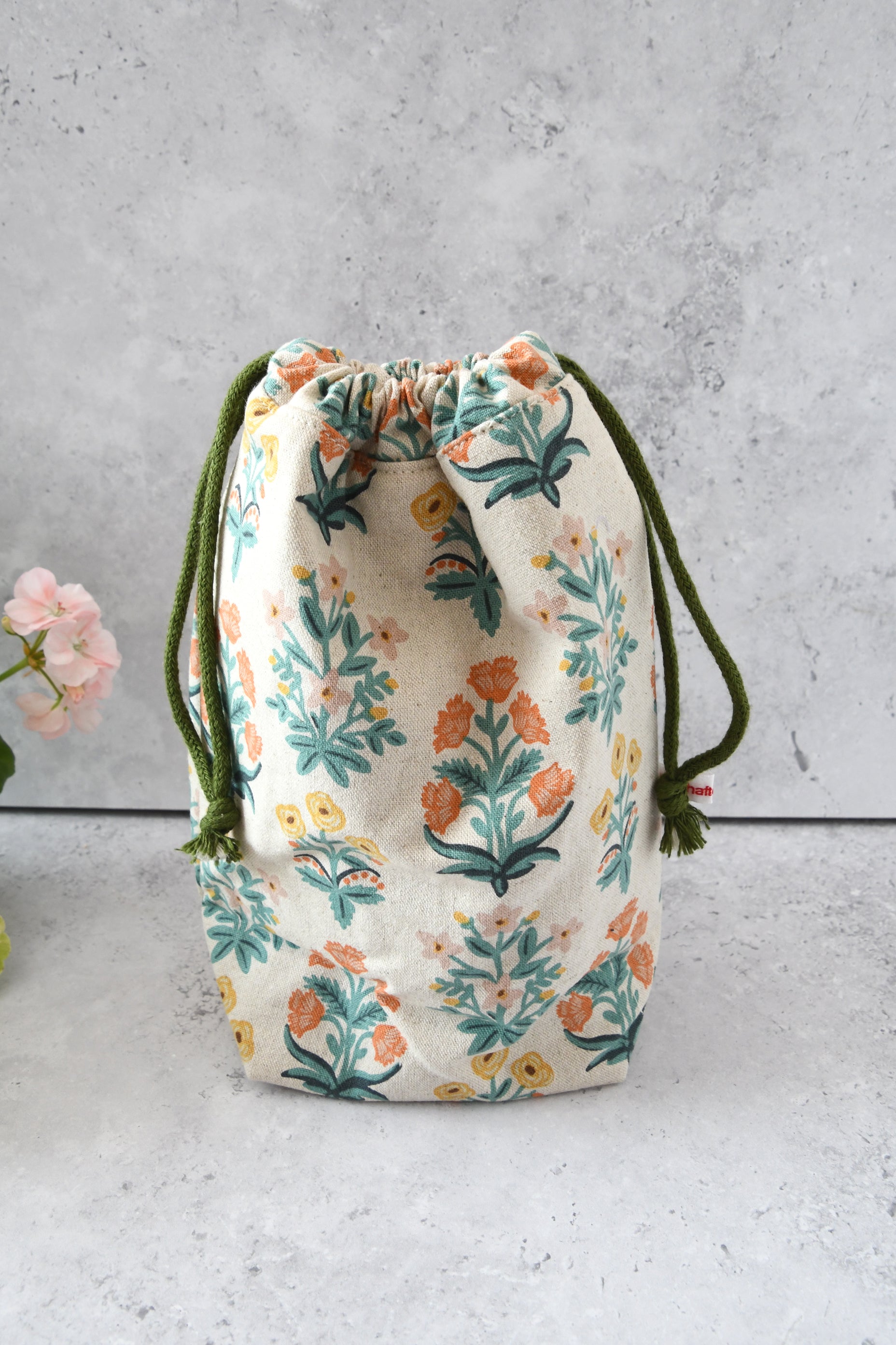 Kinchaku Reisebeutel Elodie rot aus Canvas mit roten Retro-Blumen