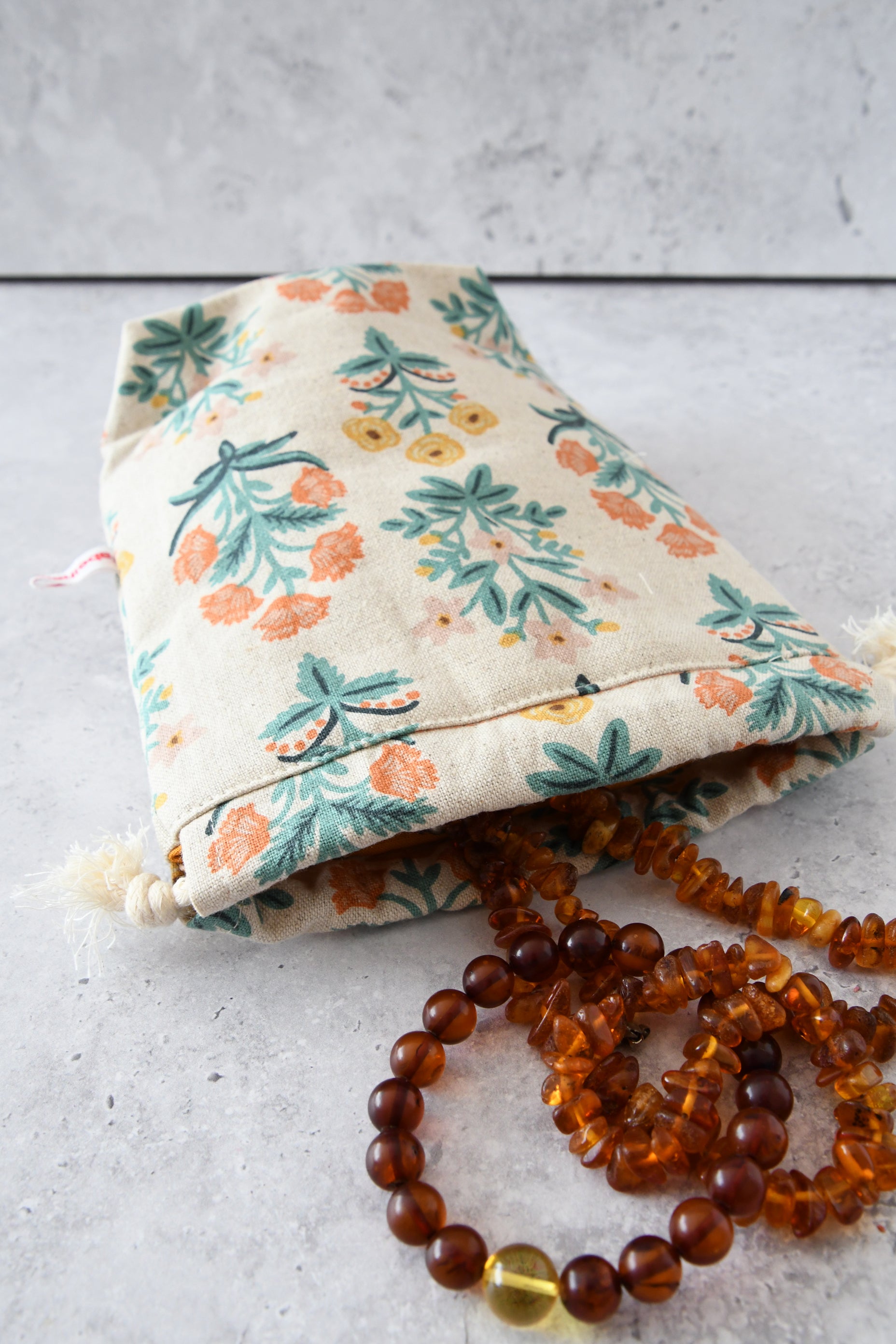 Taschenorganizer Elodie blau gefüllt mit Schmuck