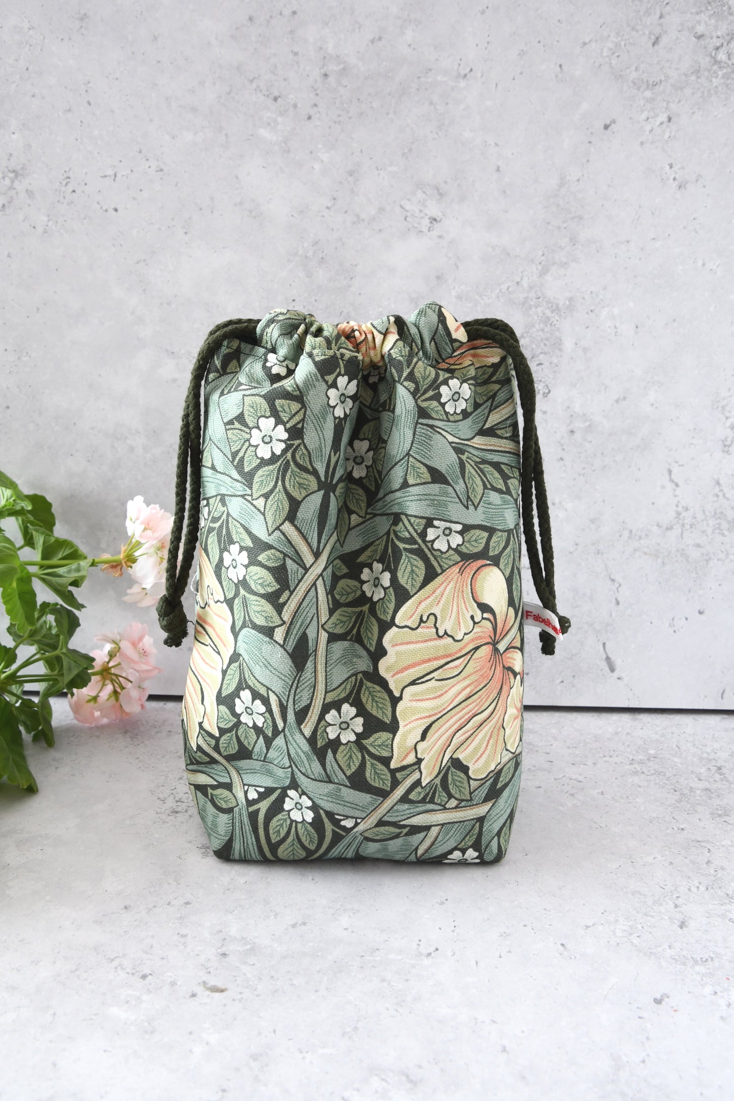 Kinchaku Reisebeutel aus Canvas im grünen William Morris Muster