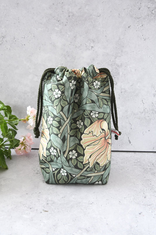 Kinchaku Reisebeutel aus Canvas im grünen William Morris Muster