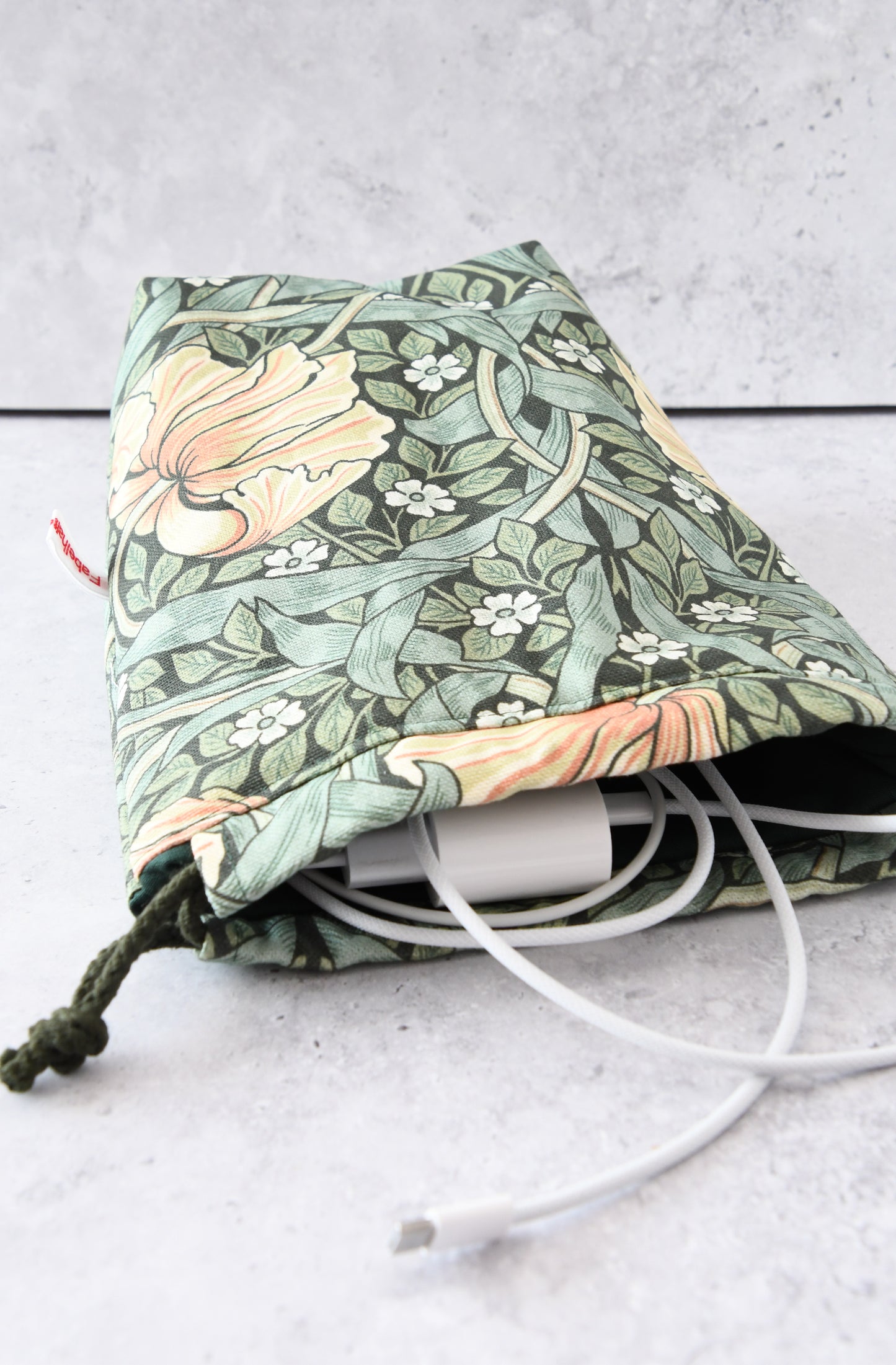 Taschenorganizer im grünen William Morris Design gefüllt mit Kabeln