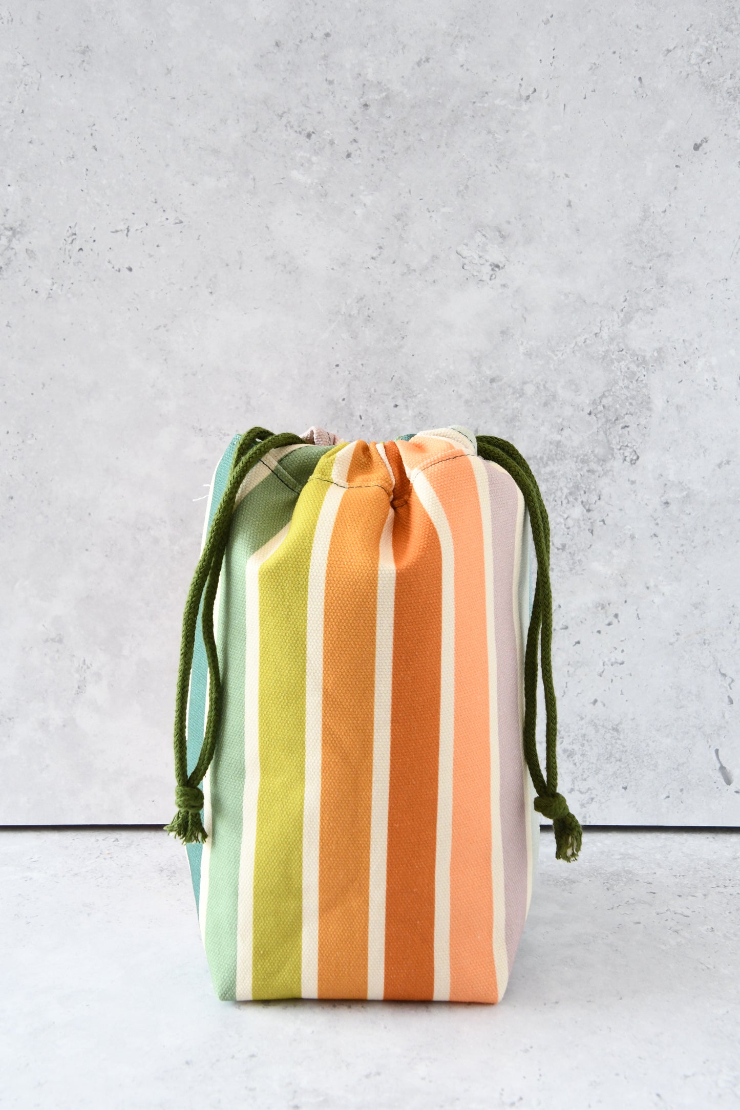 Kinchaku Reisebeutel aus Canvas mit bunten Streifen in Pastellfarben