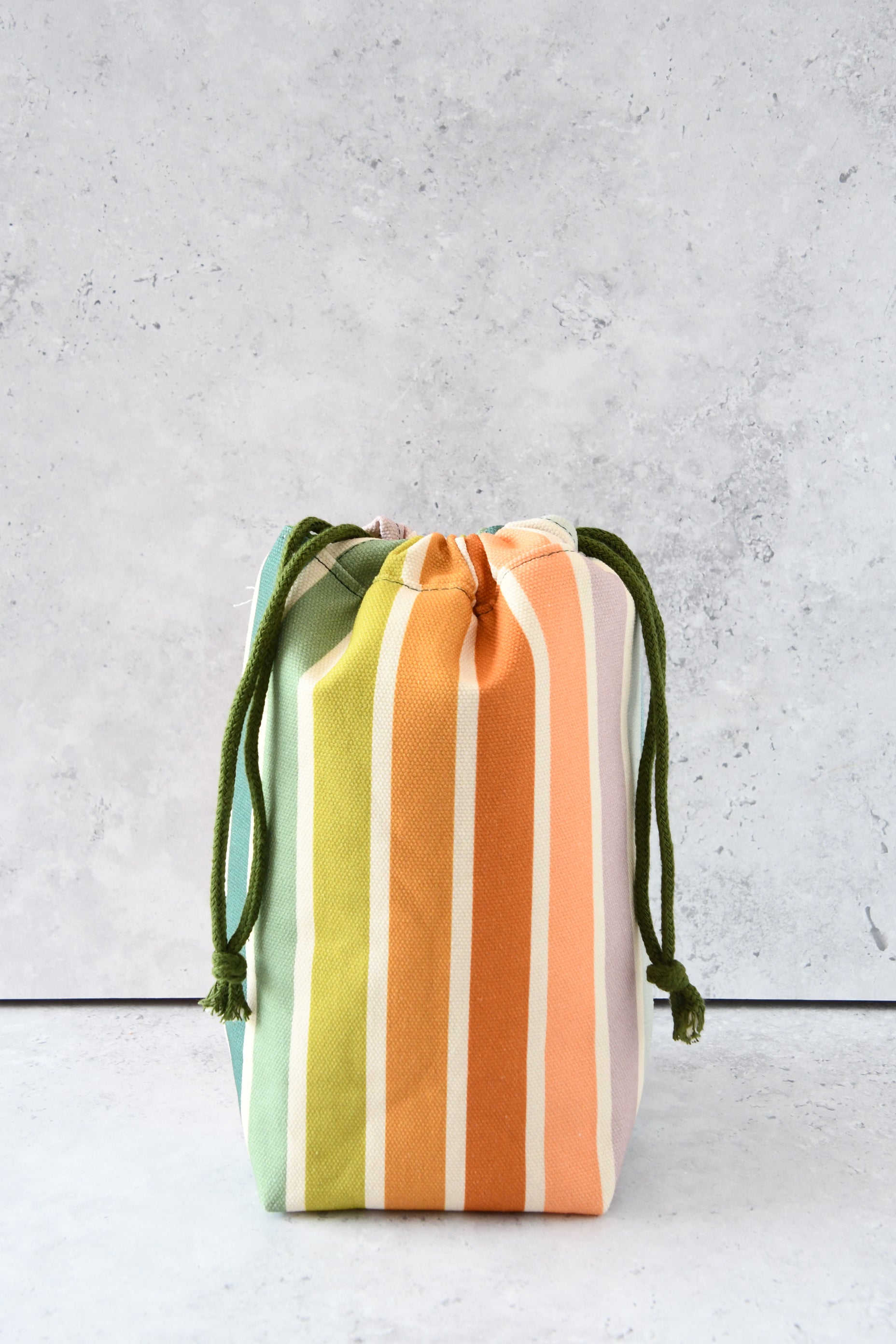 Kinchaku Reisebeutel aus Canvas mit bunten Streifen in Pastellfarben