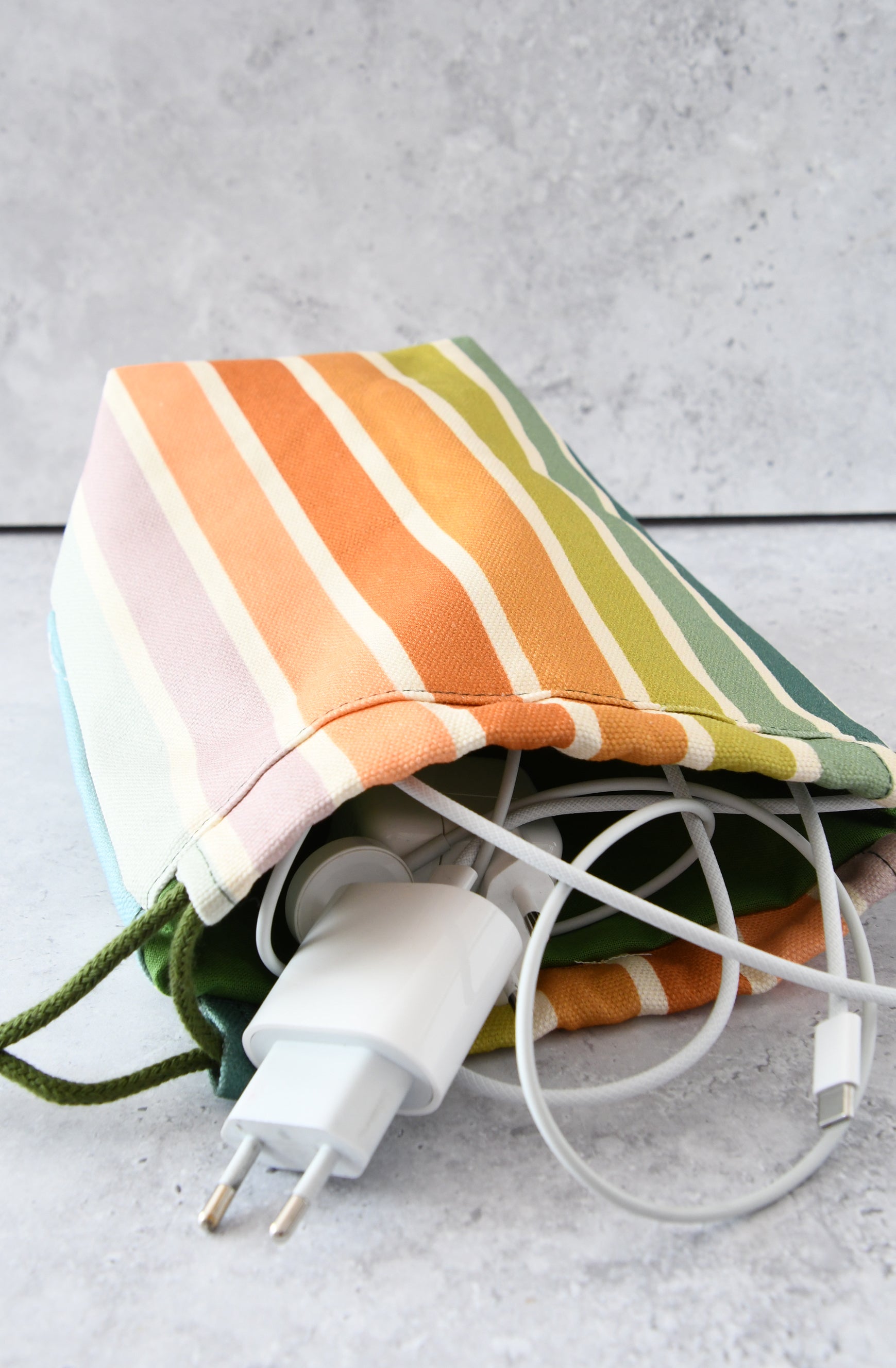 Taschenorganizer mit Pastellstreifen gefüllt mit Kabeln.