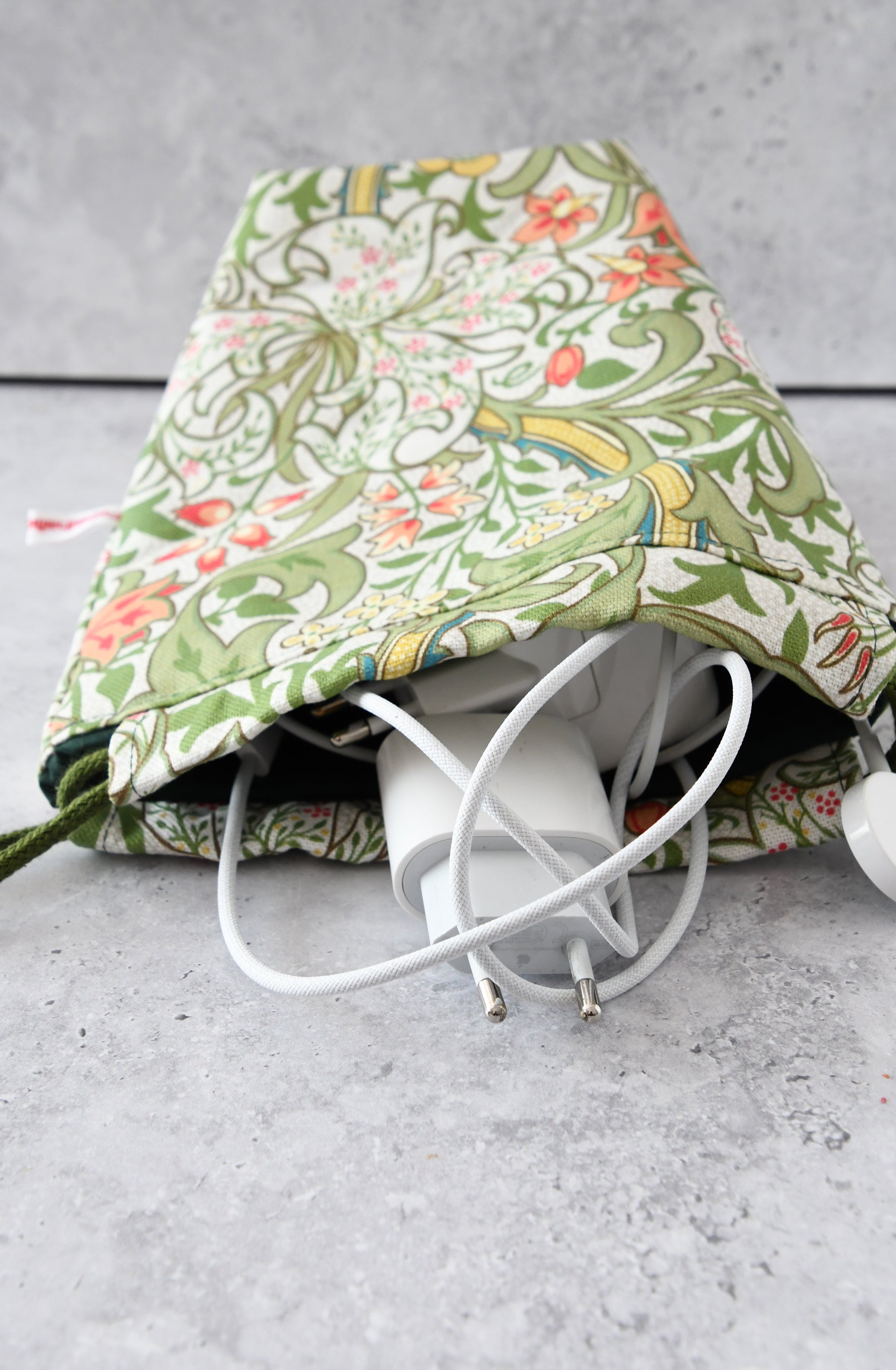 Taschenorganizer im grünen William Morris Design gefüllt mit Reiseutensilien