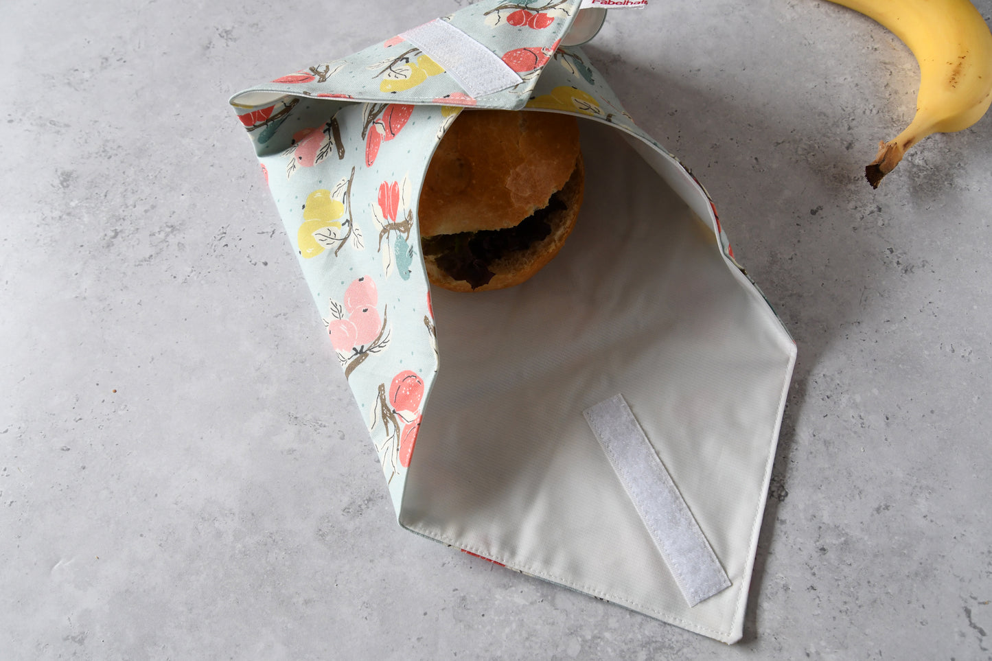Fast fertig eingewickeltes Brötchen im Sandwich Wrap von Fabelhafte Werkstatt mit drei geschlossenen Seiten.