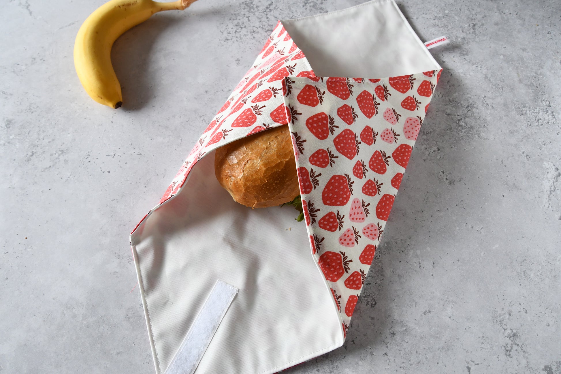 Schritt-für-Schritt-Anleitung: Sandwich Wrap an zwei Seiten über dem Brötchen zusammengeklappt.