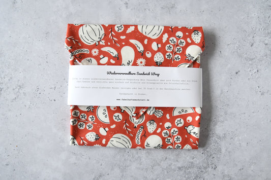 Verpackter Stoff-Sandwich-Wrap mit Banderole als umweltfreundliche Alternative zu Alufolie.