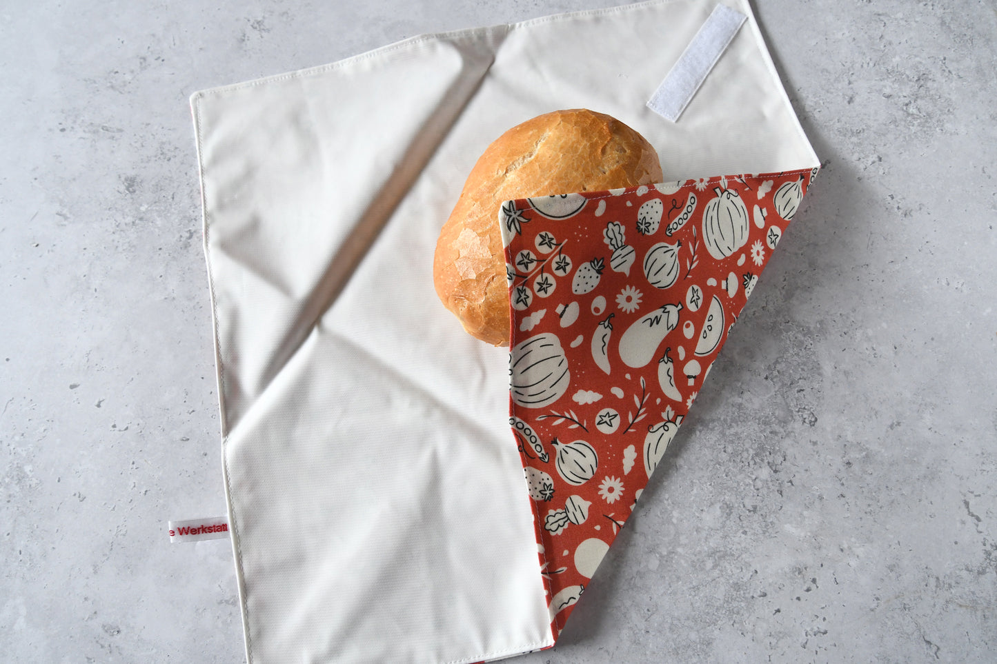 Einfaches Einwickeln: Waschbarer Sandwich Wrap von Fabelhafte Werkstatt, an einer Seite um das Brötchen gefaltet.