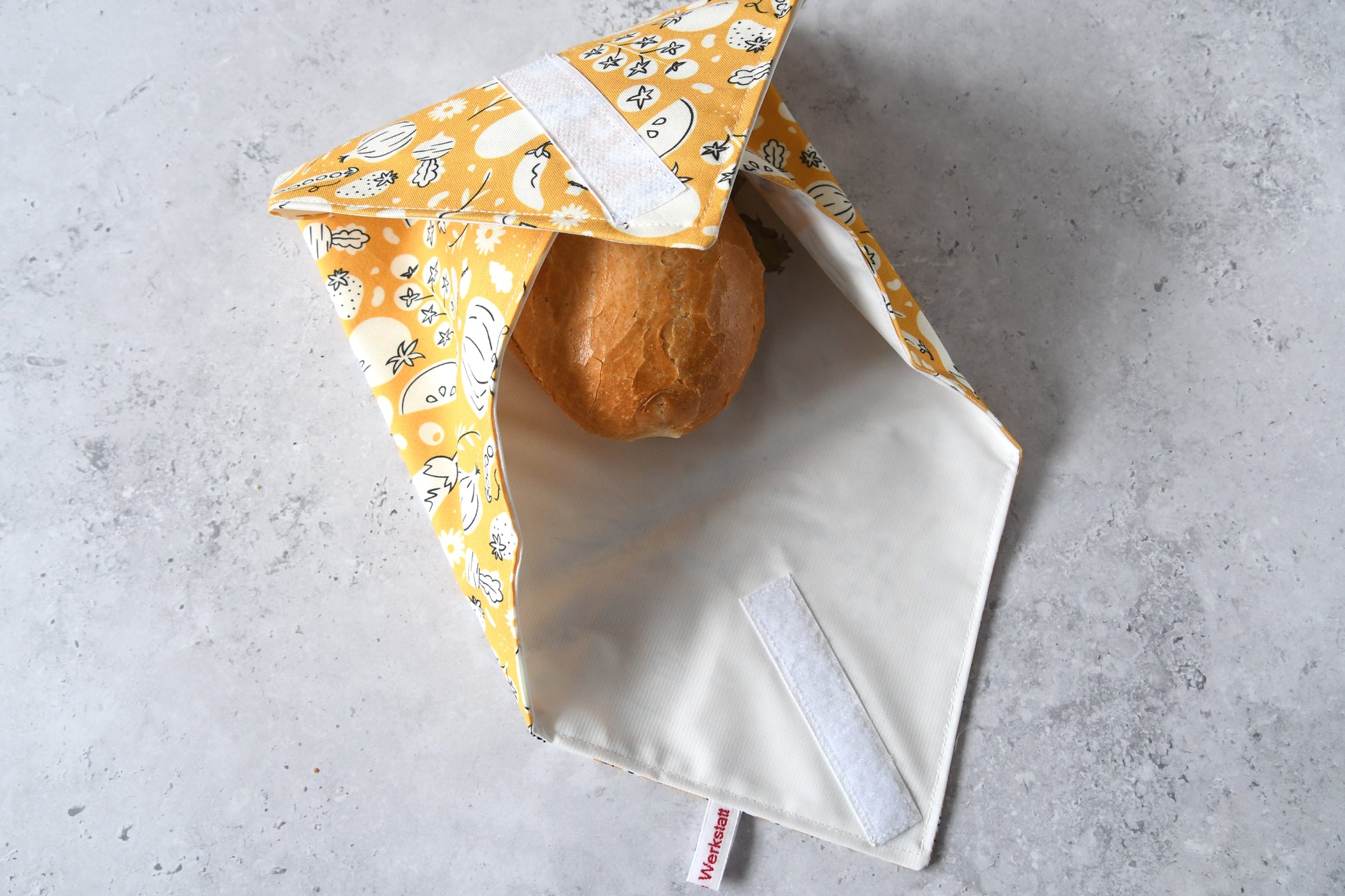 Fast fertig eingewickeltes Brötchen im Sandwich Wrap von Fabelhafte Werkstatt mit drei geschlossenen Seiten.