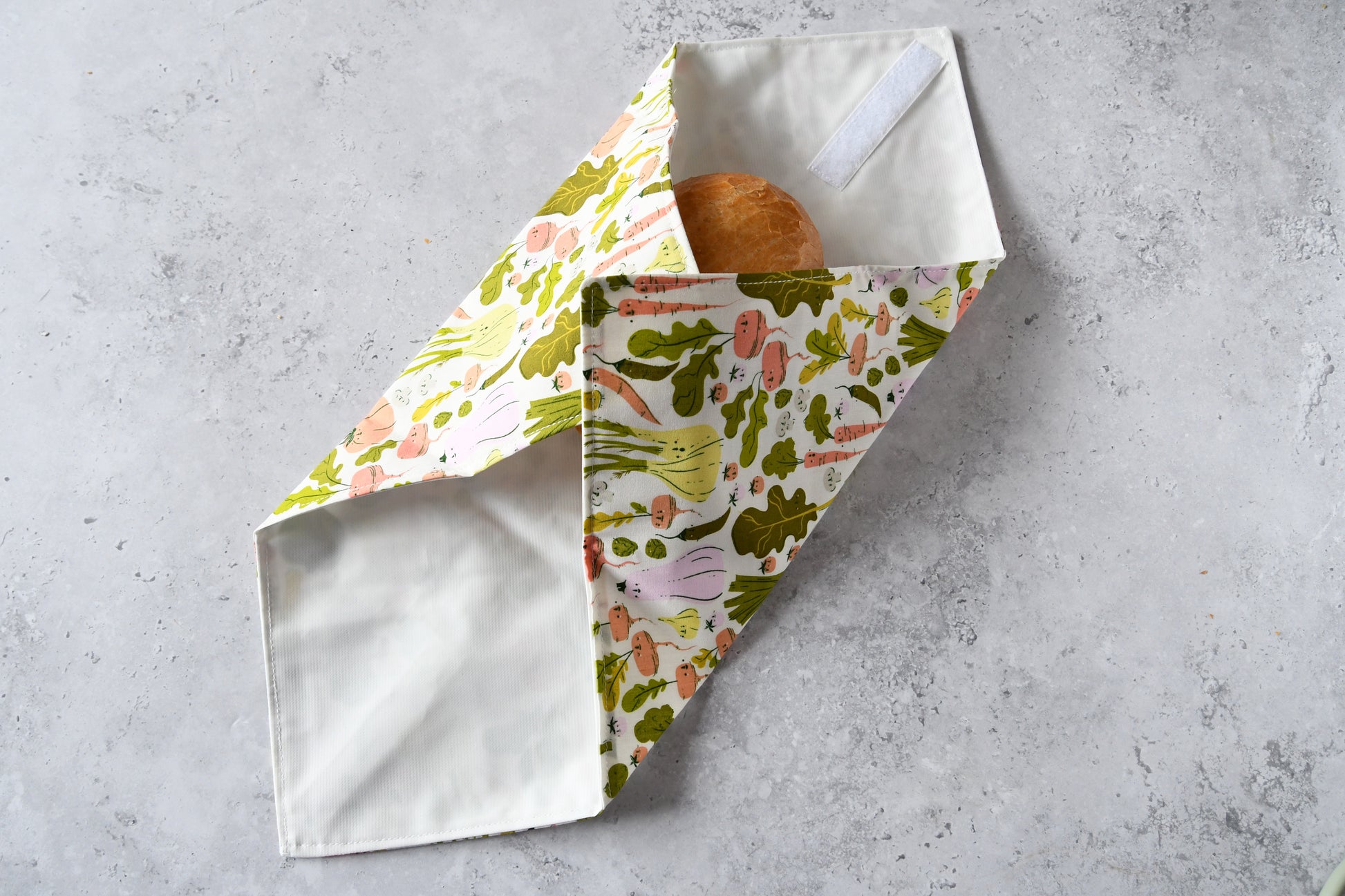 Schritt-für-Schritt-Anleitung: Sandwich Wrap an zwei Seiten über dem Brötchen zusammengeklappt.