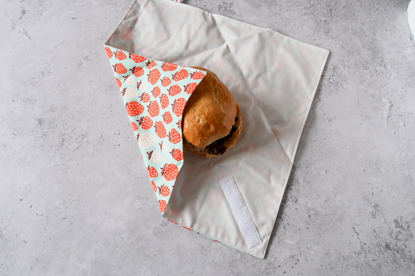 Einfaches Einwickeln: Waschbarer Sandwich Wrap von Fabelhafte Werkstatt, an einer Seite um das Brötchen gefaltet.