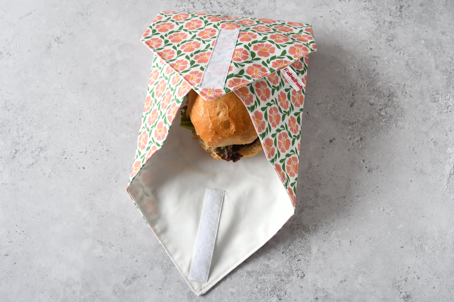 Fast fertig eingewickeltes Brötchen im Sandwich Wrap von Fabelhafte Werkstatt mit drei geschlossenen Seiten.