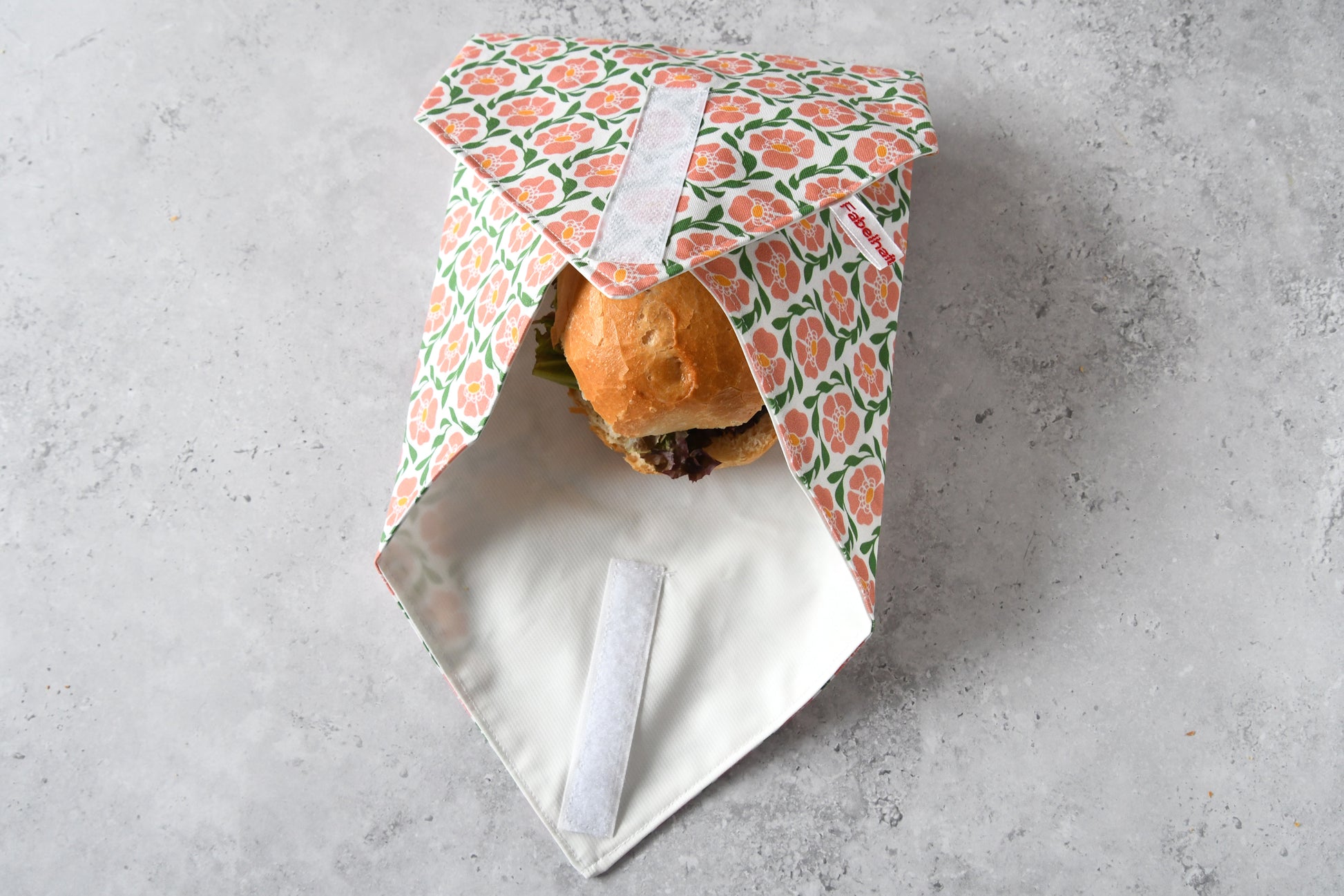 Fast fertig eingewickeltes Brötchen im Sandwich Wrap von Fabelhafte Werkstatt mit drei geschlossenen Seiten.