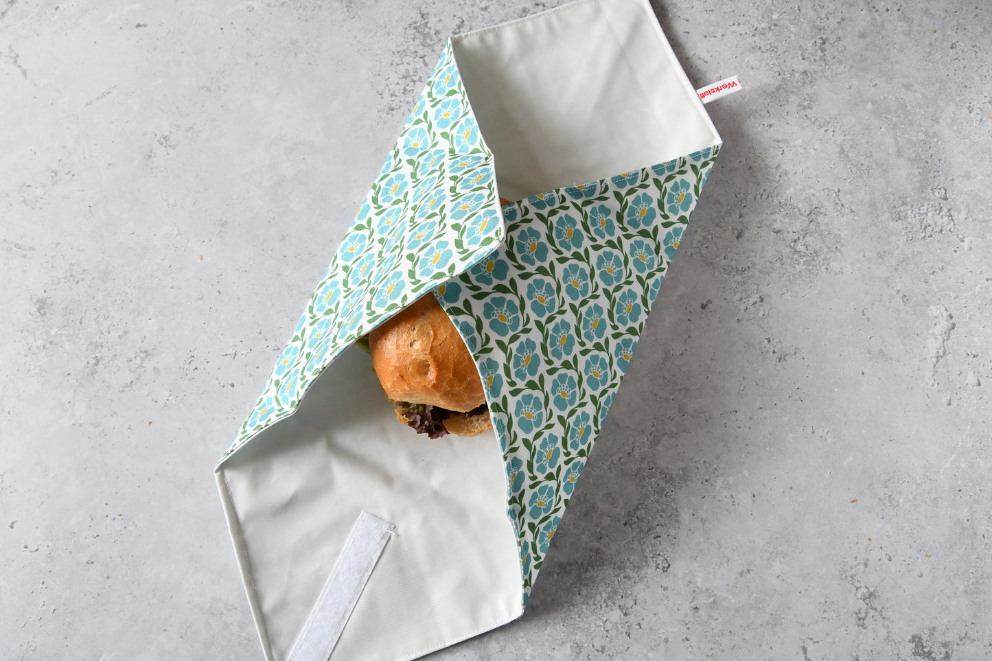 Schritt-für-Schritt-Anleitung: Sandwich Wrap an zwei Seiten über dem Brötchen zusammengeklappt.