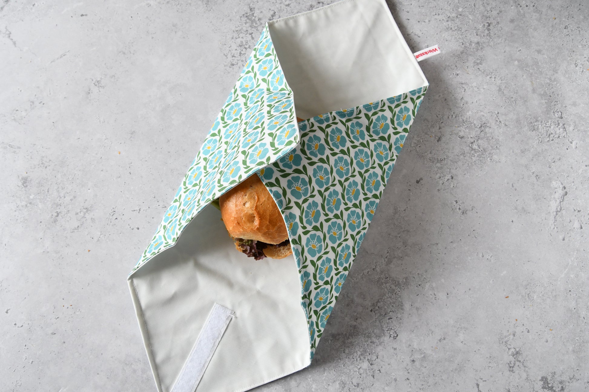 Schritt-für-Schritt-Anleitung: Sandwich Wrap an zwei Seiten über dem Brötchen zusammengeklappt.