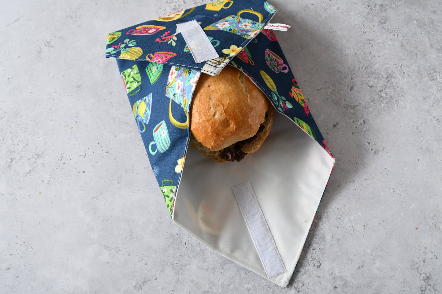 Fast fertig eingewickeltes Brötchen im Sandwich Wrap von Fabelhafte Werkstatt mit drei geschlossenen Seiten.