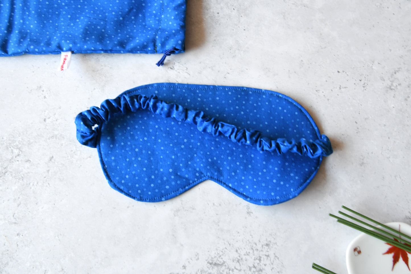 Handgenähte Schlafmaske Dottie Blue aus Baumwolle mit blauem Punktemuster auf blauem Hintergrund und passendem Aufbewahrungsbeutel