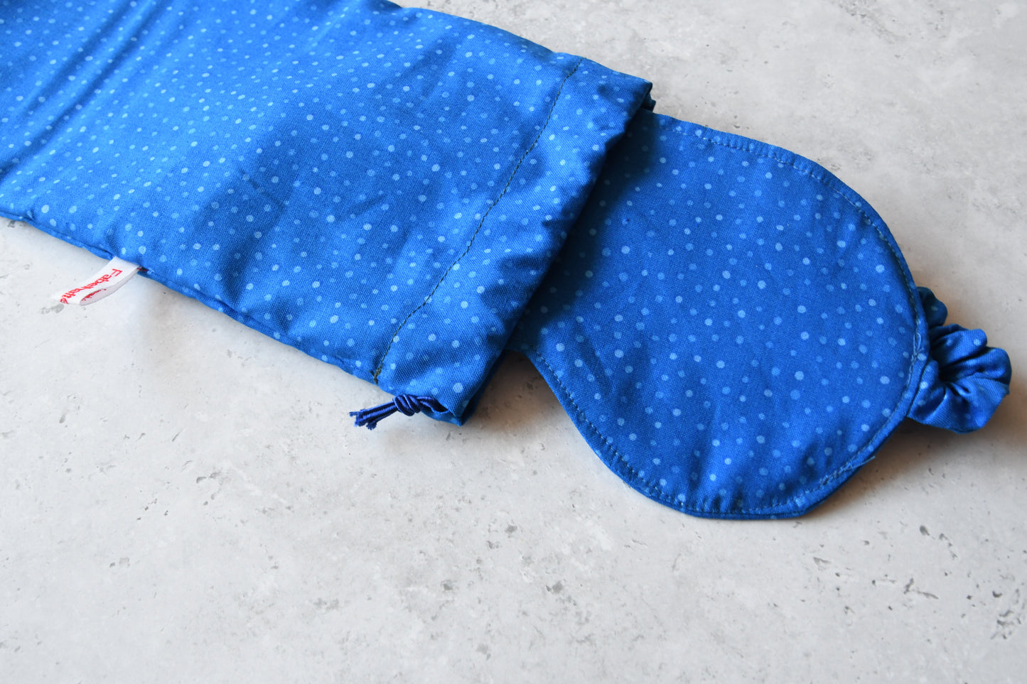 Passender blauer Stoffbeutel mit Punktemuster zur sauberen Aufbewahrung der Schlafmaske Dottie Blue