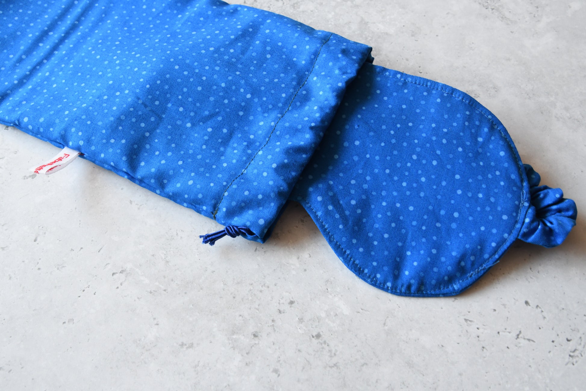 Passender blauer Stoffbeutel mit Punktemuster zur sauberen Aufbewahrung der Schlafmaske Dottie Blue