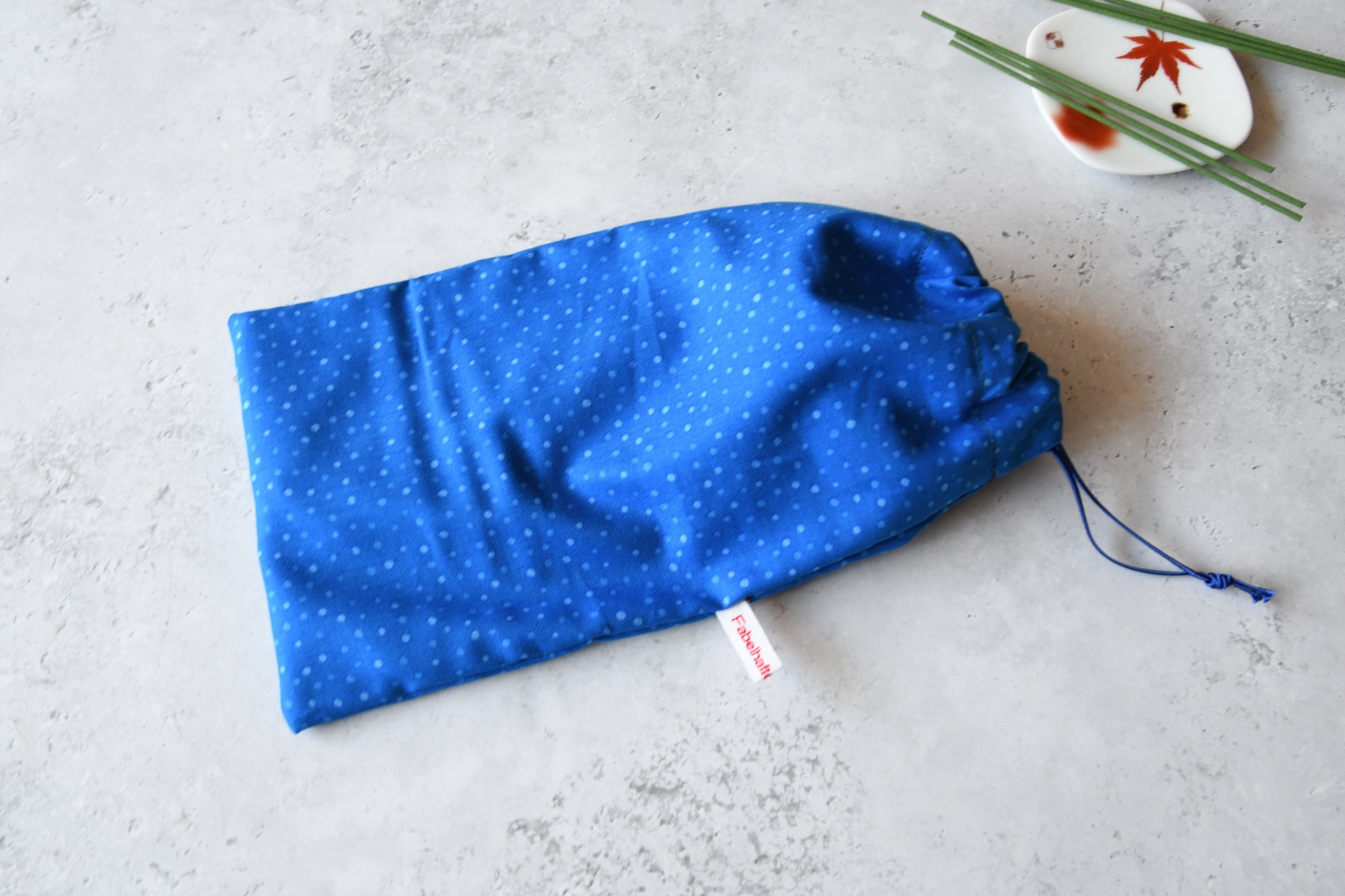 Passender blauer Stoffbeutel mit Punktemuster zur sauberen Aufbewahrung der Schlafmaske Dottie Blue