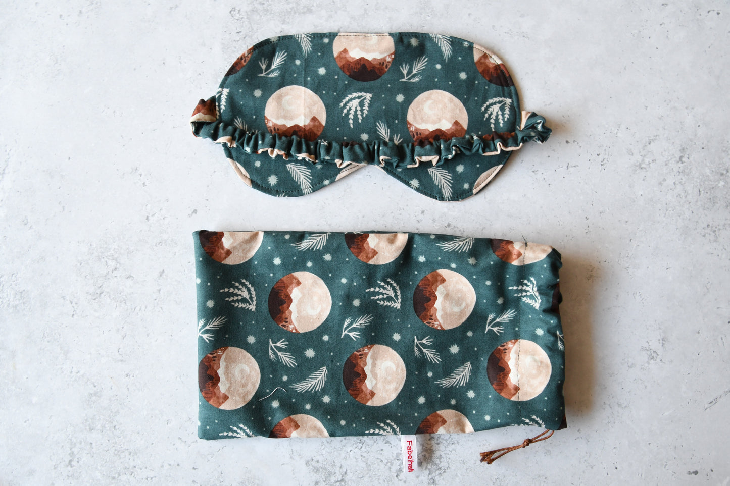 Handgenähte Schlafmaske aus ungebleichtem Baumwollstoff mit dem grafischen Mr. Moon Muster und passendem Aufbewahrungsbeutel
