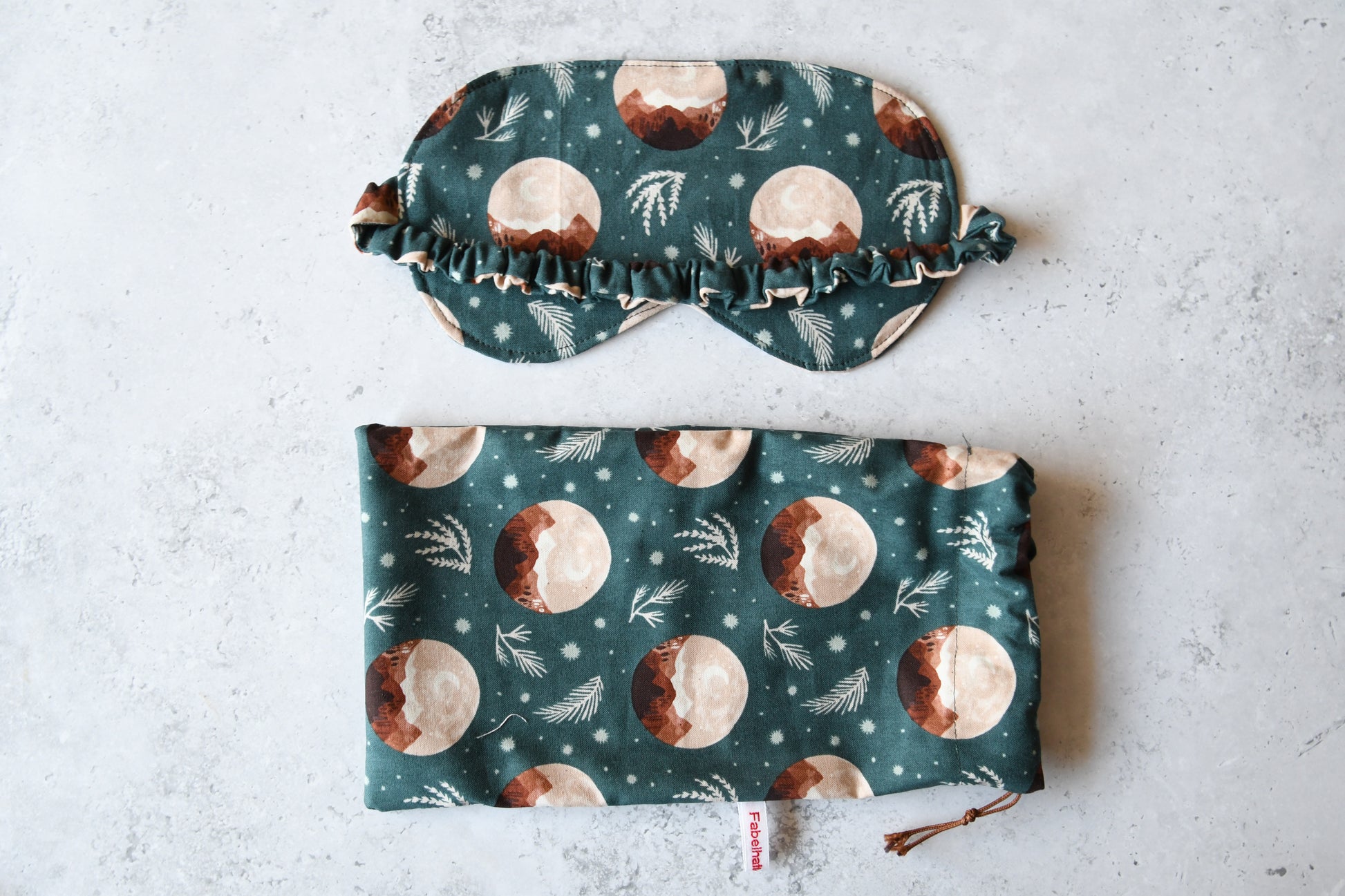 Handgenähte Schlafmaske aus ungebleichtem Baumwollstoff mit dem grafischen Mr. Moon Muster und passendem Aufbewahrungsbeutel