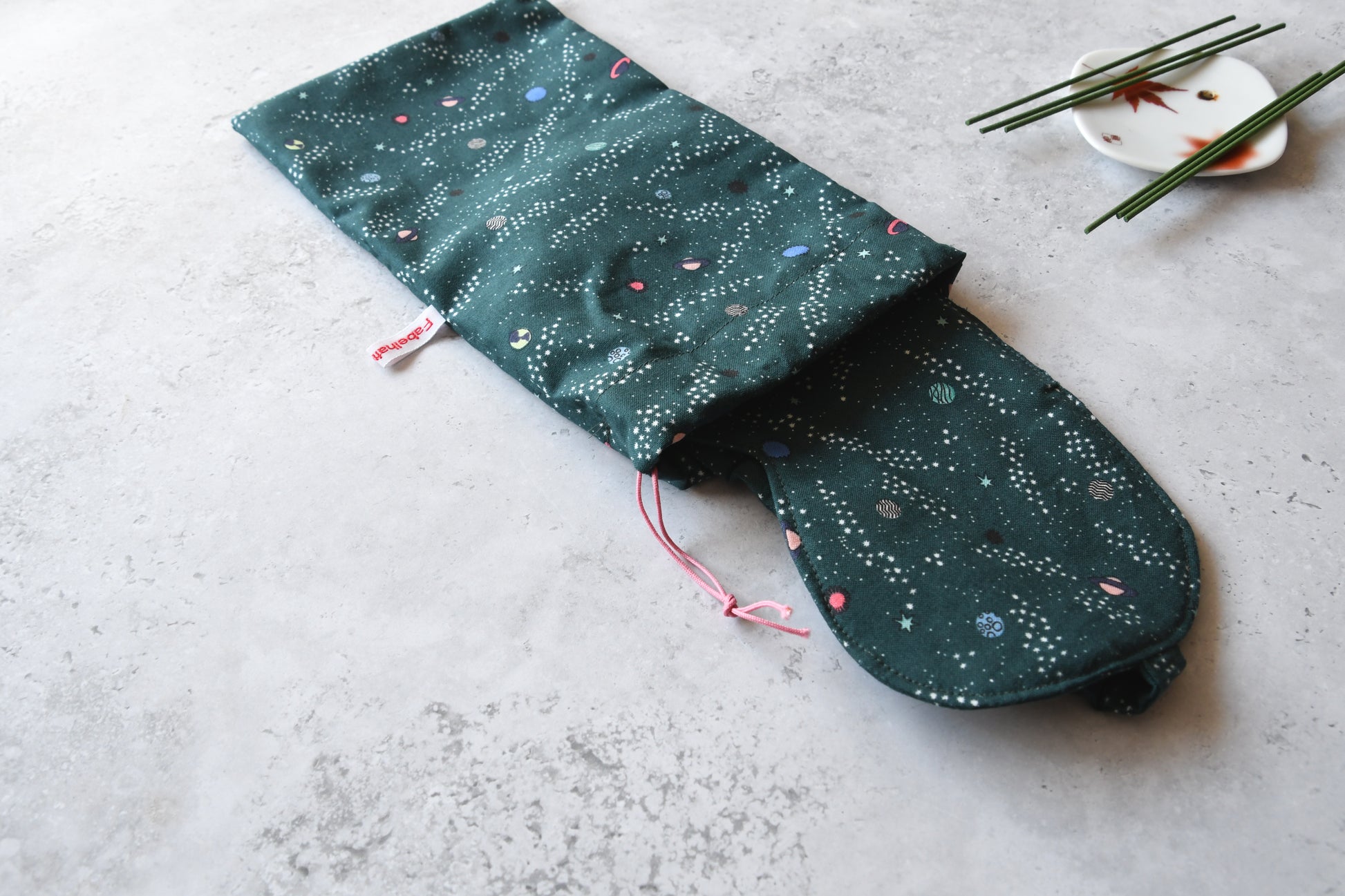 Handgenähte Schlafmaske aus Baumwolle mit bunten Planeten und Weltall-Muster sowie passendem Aufbewahrungsbeutel