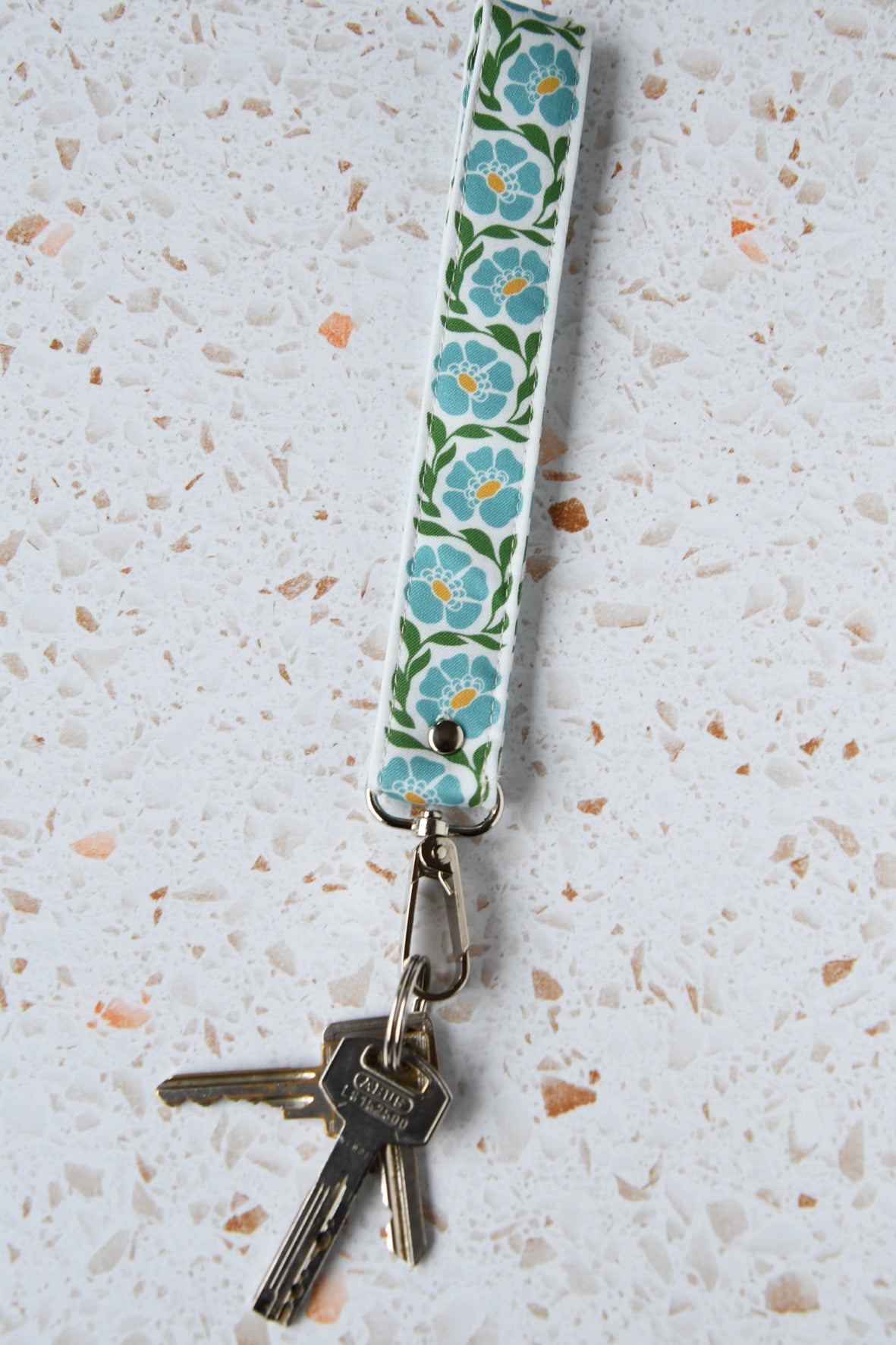 Schlüsselband mit montiertem Schlüsselbund, präsentiert als Set-Accessoire