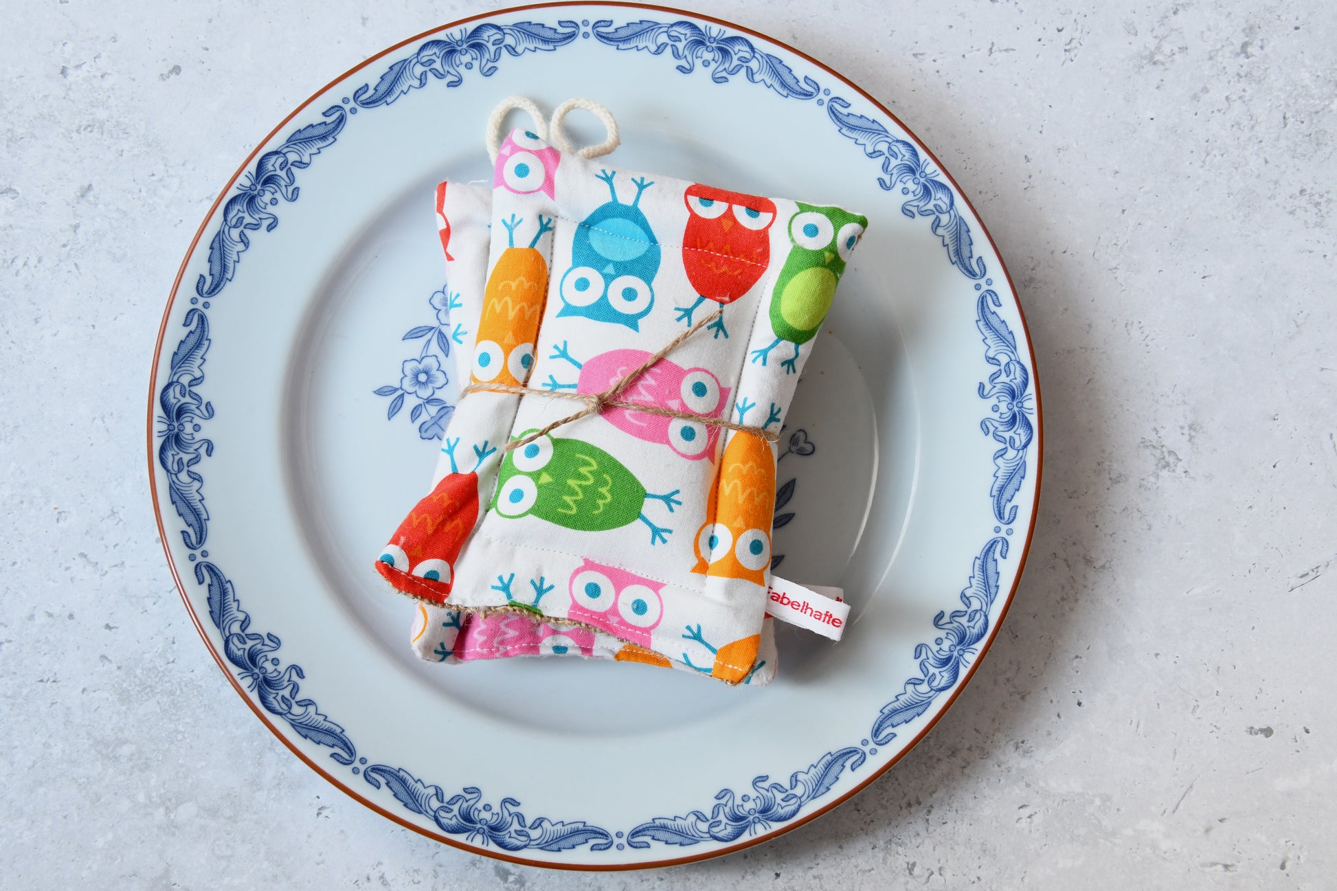 Nachhaltiges 2er-Set wiederverwendbare Spülschwämme mit buntem Eulen-Muster aus Baumwolle und Jute, handgenäht in der Fabelhaftewerkstatt Bremen.