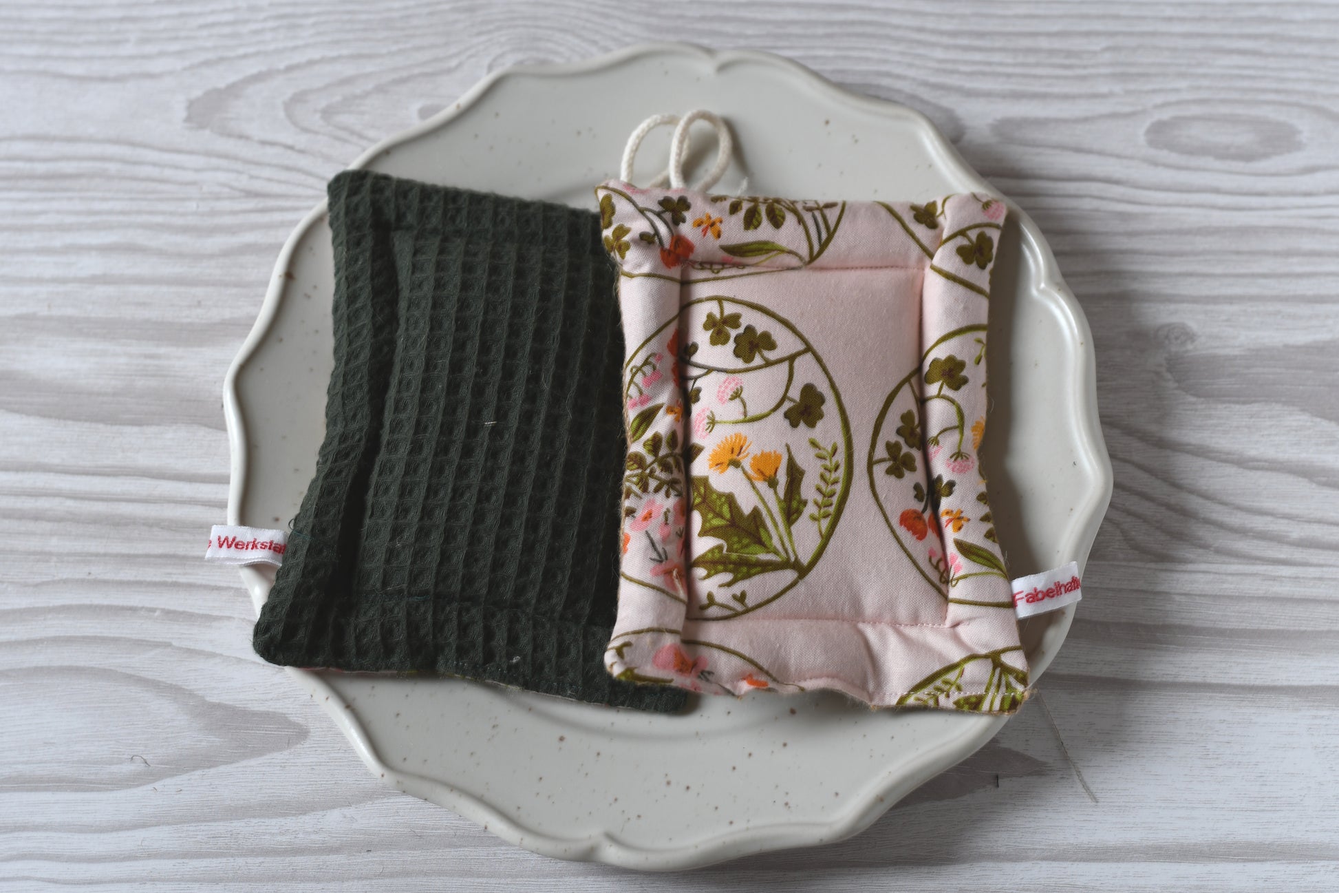 Detailansicht der weichen Waffelpikée-Unterseite des umweltfreundlichen Spülschwamms, ideal für empfindliche Oberflächen.