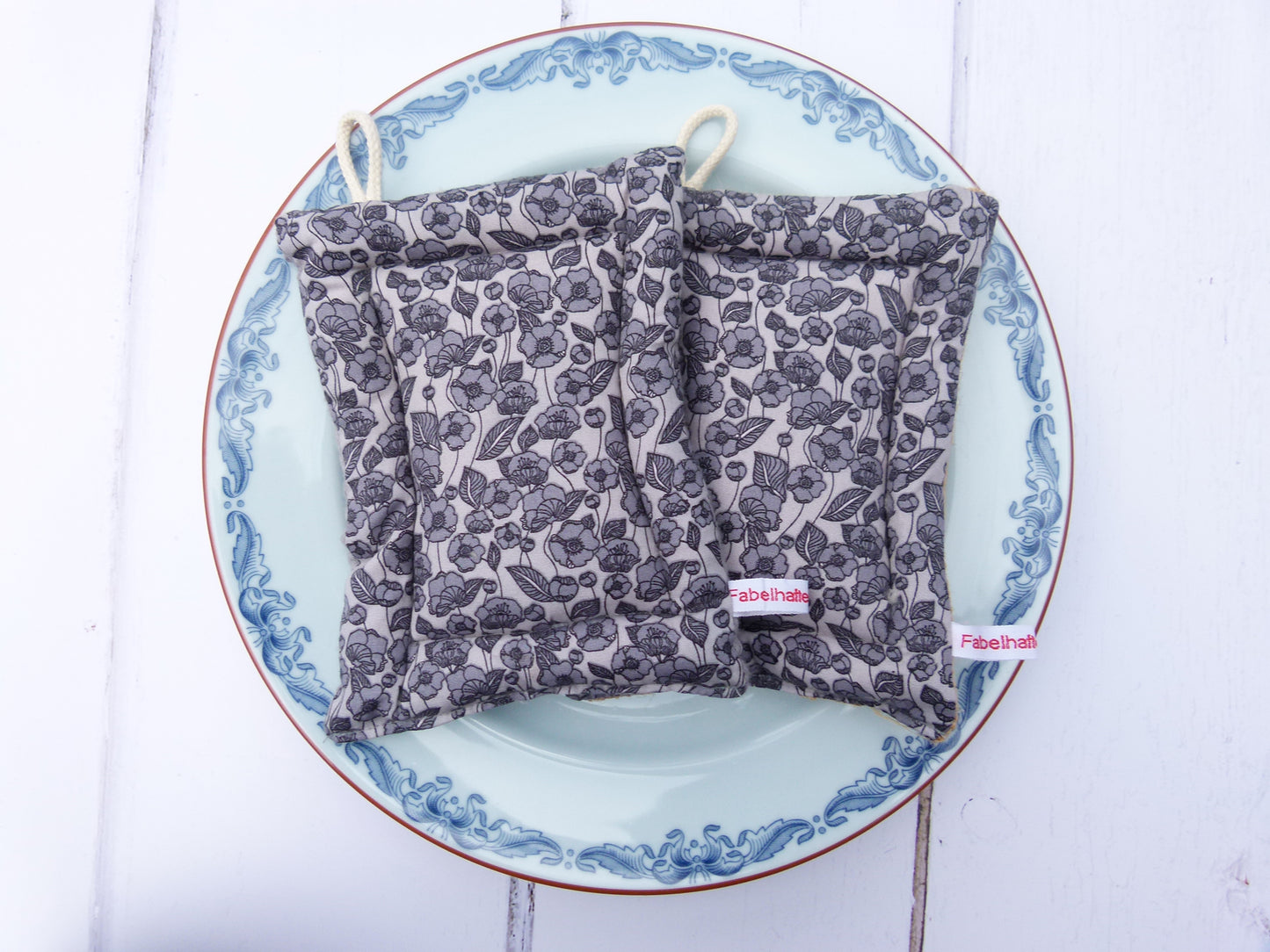 Nachhaltiges 2er-Set wiederverwendbare Spülschwämme mit buntem Blumen-Muster aus Baumwolle und Jute, handgenäht in Bremen.