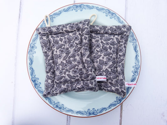 Nachhaltiges 2er-Set wiederverwendbare Spülschwämme mit buntem Blumen-Muster aus Baumwolle und Jute, handgenäht in Bremen.