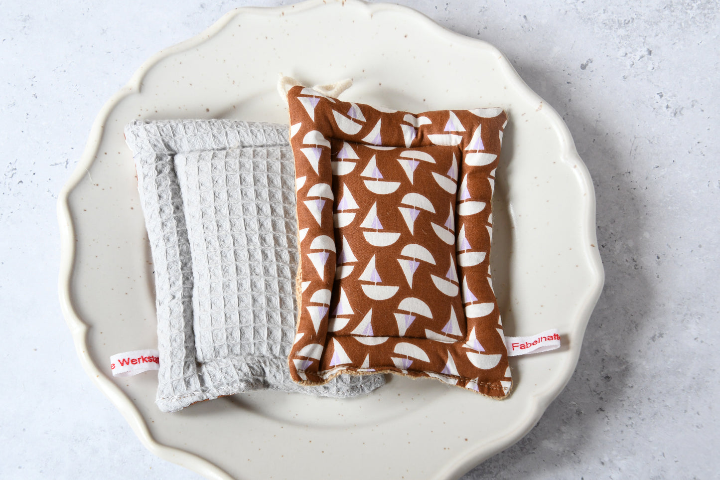Detailansicht der weichen Waffelpikée-Unterseite des umweltfreundlichen Spülschwamms mit Booten, ideal für empfindliche Oberflächen.