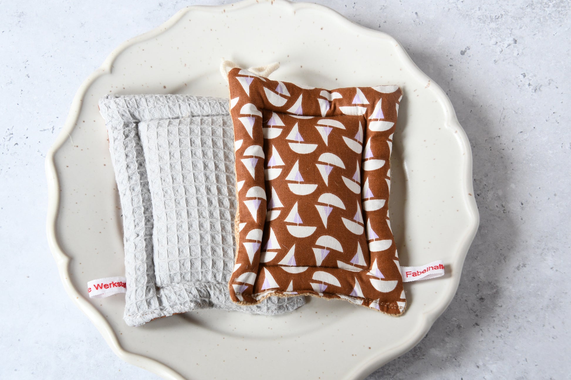 Detailansicht der weichen Waffelpikée-Unterseite des umweltfreundlichen Spülschwamms mit Booten, ideal für empfindliche Oberflächen.