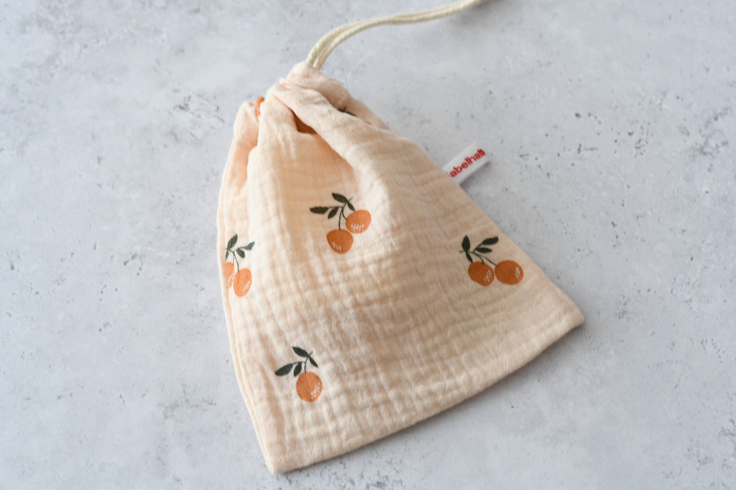 Nachhaltiger Seifenbeutel mit orangefarbenem Mandarinen-Motiv aus weichem Musselin-Stoff von Fabelhaftewerkstatt.