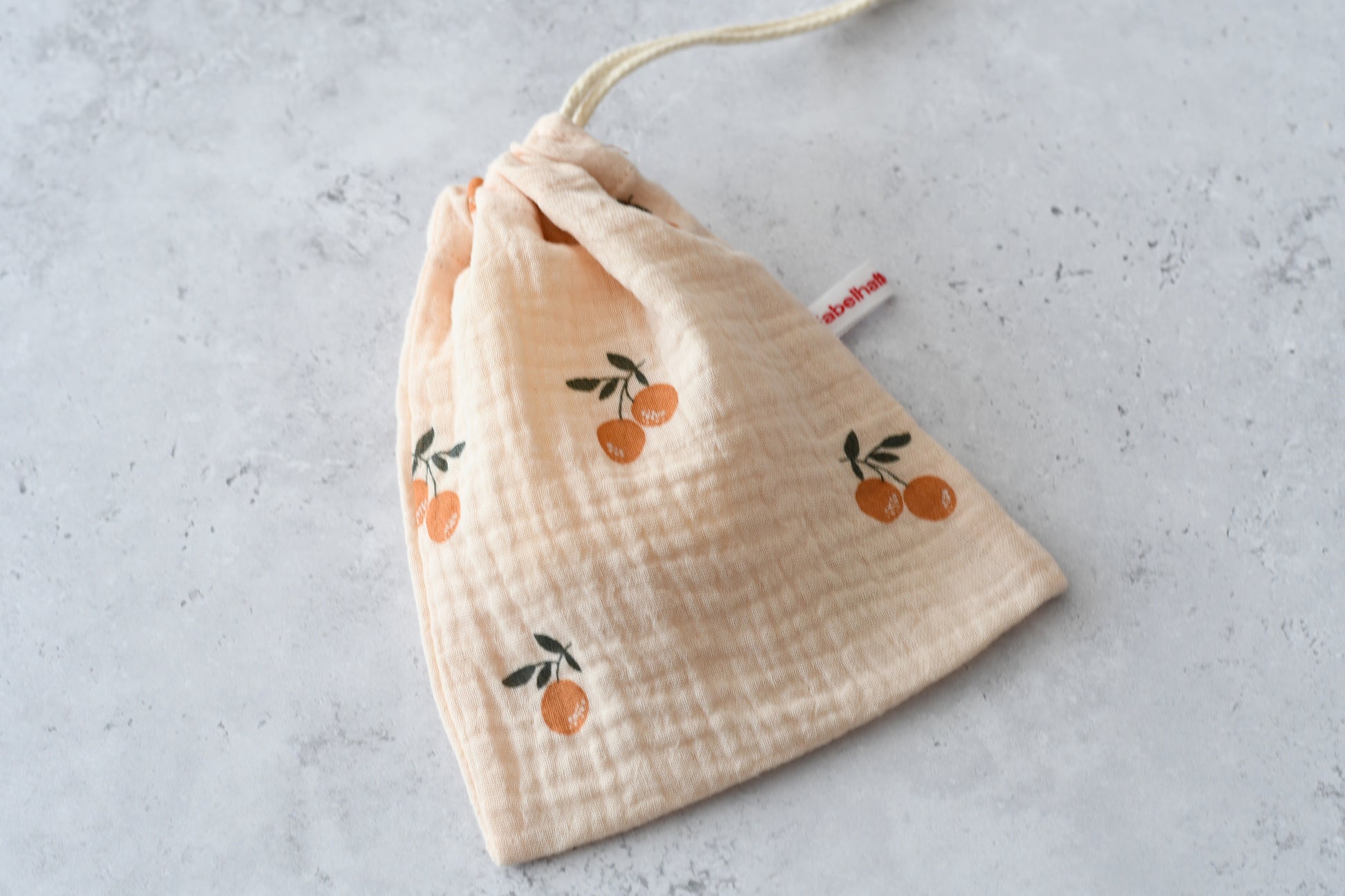 Nachhaltiger Seifenbeutel mit orangefarbenem Mandarinen-Motiv aus weichem Musselin-Stoff von Fabelhaftewerkstatt.
