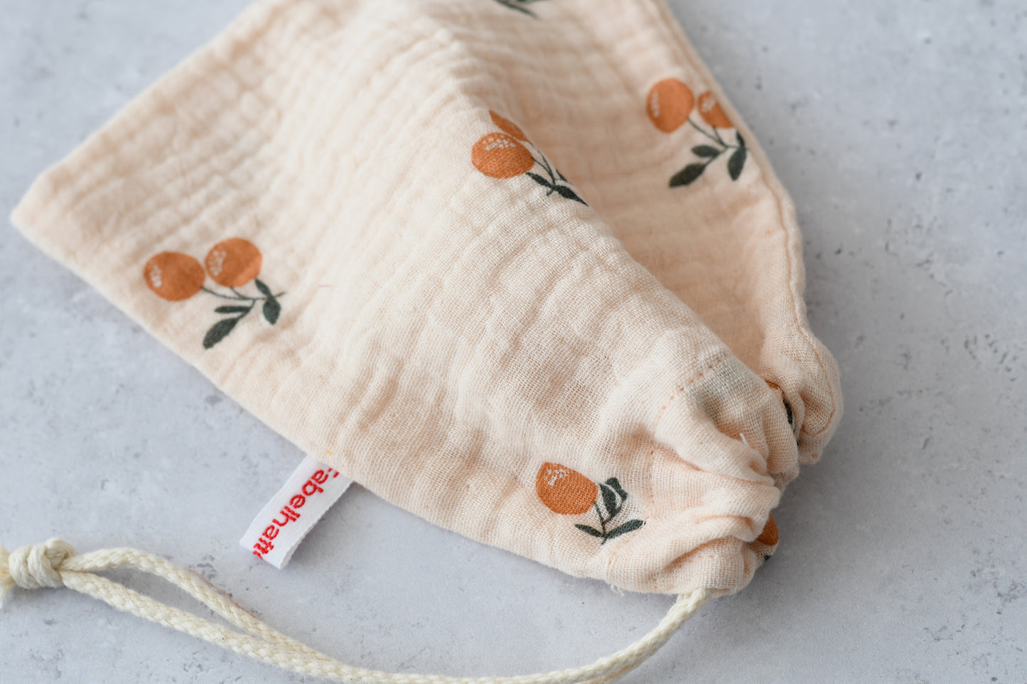 Nachhaltiger Seifenbeutel mit orangefarbenem Mandarinen-Motiv aus weichem Musselin-Stoff von Fabelhaftewerkstatt.