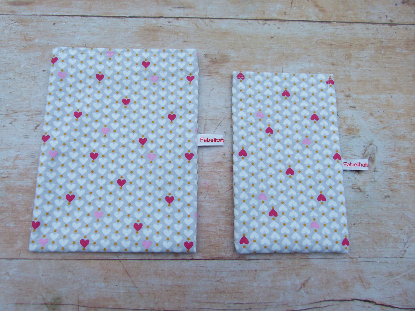 Produktfoto von zwei handgenähten Snackbags in unterschiedlichen Größen nebeneinander, um den Größenvergleich der wiederverwendbaren Snackbeutel im Shop zu zeigen.