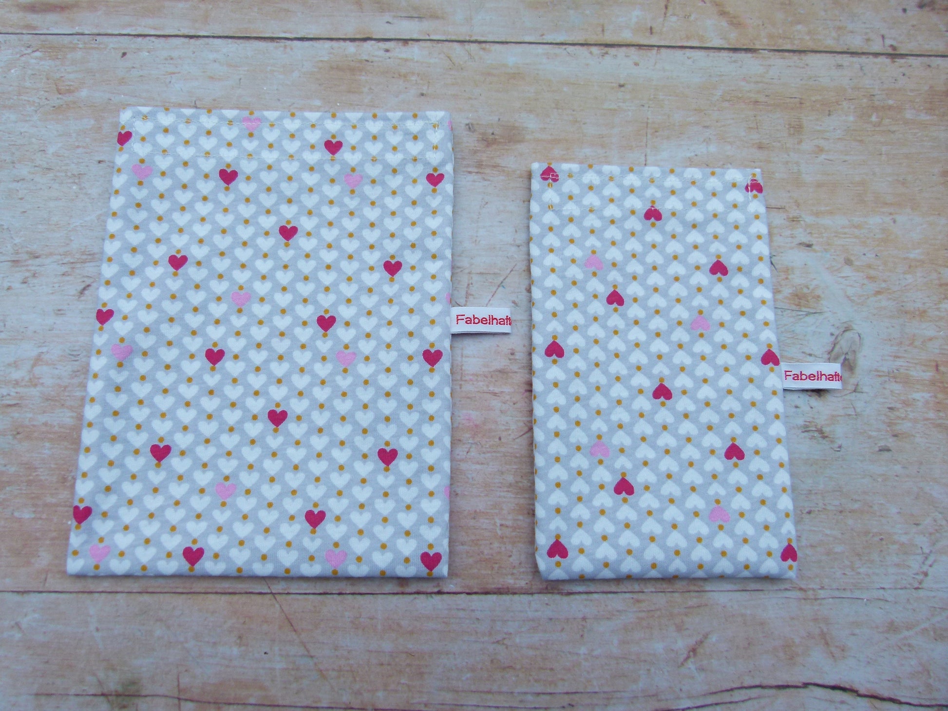 Produktfoto von zwei handgenähten Snackbags in unterschiedlichen Größen nebeneinander, um den Größenvergleich der wiederverwendbaren Snackbeutel im Shop zu zeigen.