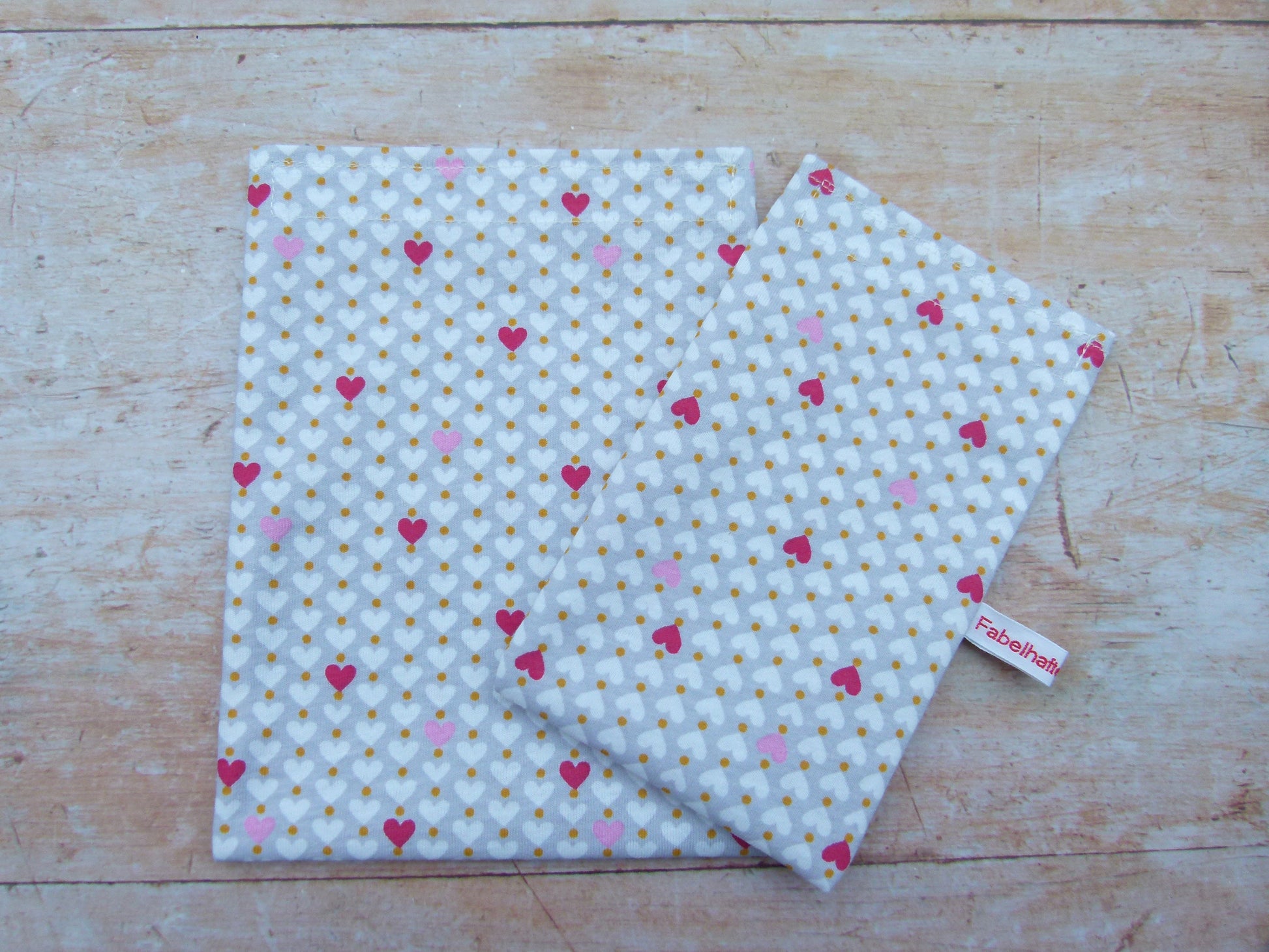 Produktfoto von zwei handgenähten Snackbags in unterschiedlichen Größen nebeneinander, um den Größenvergleich der wiederverwendbaren Snackbeutel im Shop zu zeigen.