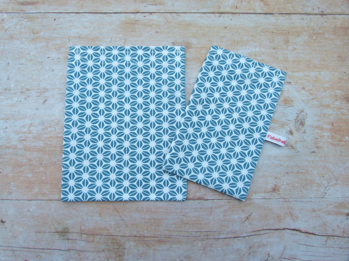 Produktfoto von zwei handgenähten Snackbags in unterschiedlichen Größen nebeneinander, um den Größenvergleich der wiederverwendbaren Snackbeutel im Shop zu zeigen.