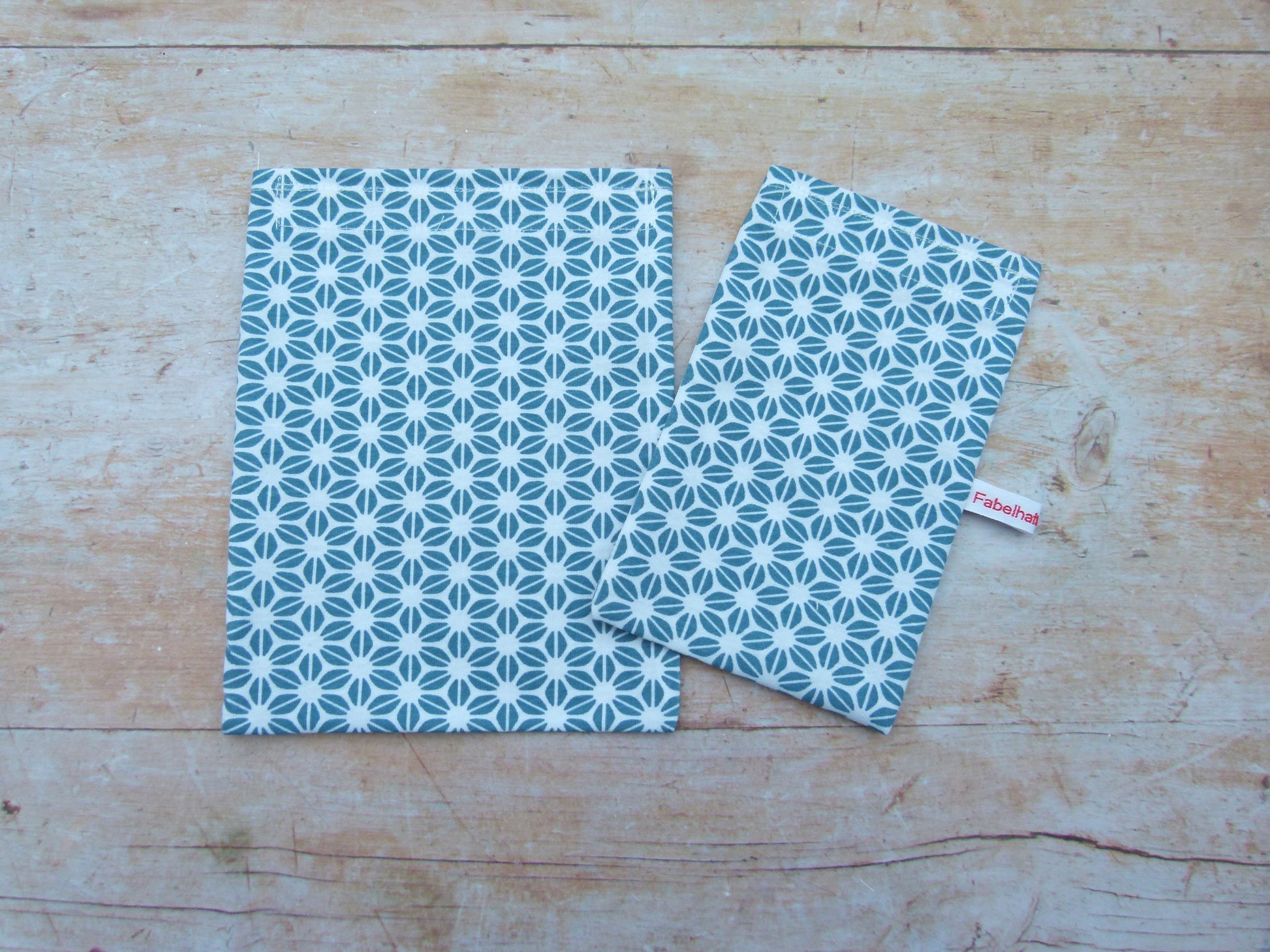 Produktfoto von zwei handgenähten Snackbags in unterschiedlichen Größen nebeneinander, um den Größenvergleich der wiederverwendbaren Snackbeutel im Shop zu zeigen.