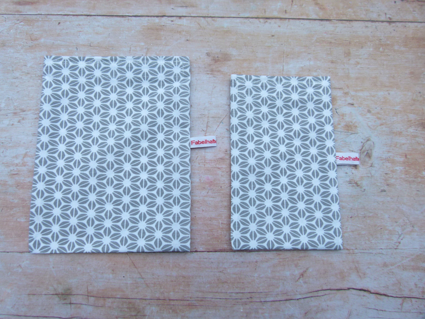 Produktfoto von zwei handgenähten Snackbags in unterschiedlichen Größen nebeneinander, um den Größenvergleich der wiederverwendbaren Snackbeutel im Shop zu zeigen.